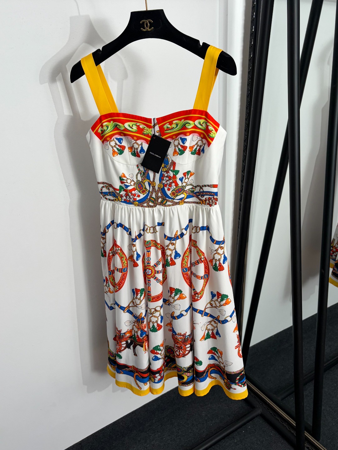 NO:863777,Model number 20264123 DG* new carriage print waist suspender dress short skirt, white, S-XXL, [M size bust 78 elastic, waist 70 elastic, length 97; weight 0.285kg], Dolce & Gabbana-clothing, Dolce&Gabbana, skirts,19860909款号20264123 DG*新款 马车印花收腰吊带连衣裙 短裙,白色,S-XXL,【M码胸围78弹力,腰围70弹力,长97；重量0.285kg】,杜嘉班纳-服装,Dolce&Gabbana,skirts,,Women's clothing