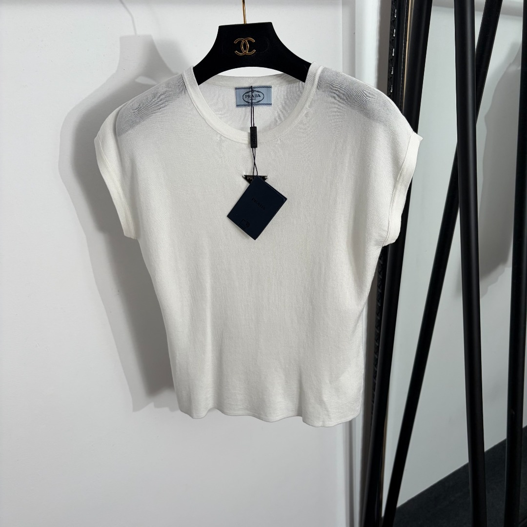 NO:863544,Model No. 20264124 Prad* new style metal logo triangle logo vest knitted vest top, white, black, SML, [M size bust 86, length 54; weight 0.120kg], Prada-clothing, prada, prada,19860909款号20264124 Prad*新款 金属logo三角标坎肩针织背心上衣,白色,黑色,SML,【M码胸围86,长54；重量0.120kg】,普拉达-服装,prada,prada,,Women's clothing