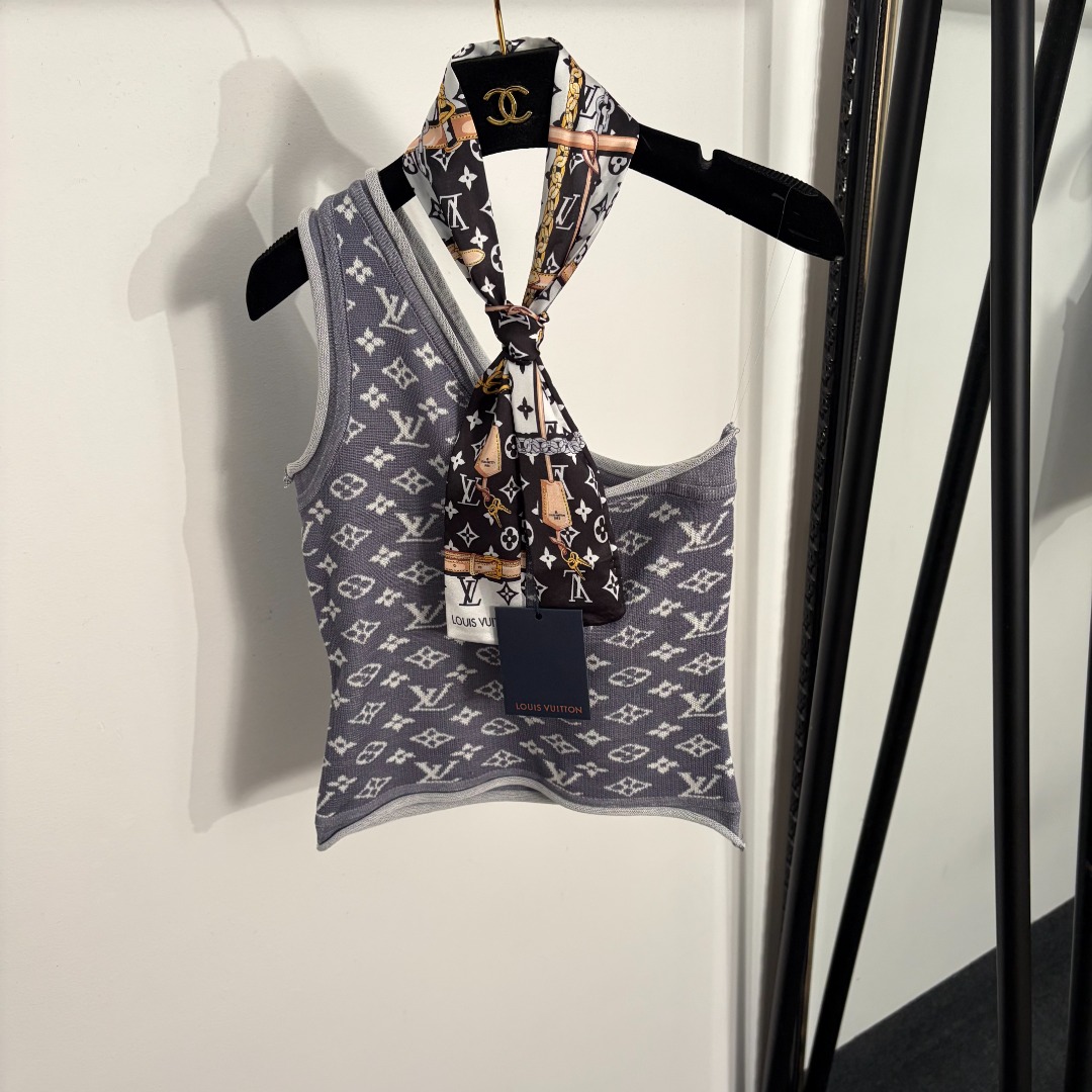 NO:863533,Style No. 20264126 LV* new style presbyopia logo jacquard off-shoulder knitted vest, with silk scarf ribbon, gray, coffee color, [one size fits all bust 72, length 47; weight 0.100kg], Louis Vuitton-clothing, louis vuitton, louis vuitton,19860909款号20264126 LV*新款 老花logo提花斜肩针织背心,配丝巾飘带,灰色,咖色,【均码胸围72,长47；重量0.100kg】,路易威登-服装,louis vuitton,louis vuitton,,Women's clothing