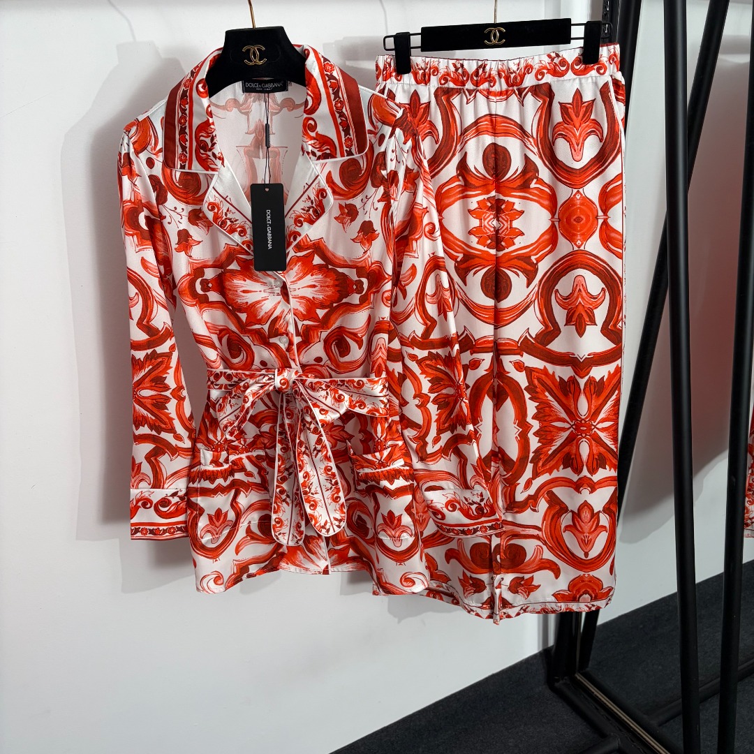 NO:863720,Model No. 20264129 DG* new suit, retro pattern printed lace-up waisted long-sleeved top + high-waisted straight trousers, red, S-XXL, [M size shoulder width 37, bust 104, sleeve length 57, length 72; weight 0.205kg; waist 68 elastic, trouser length 96; weight 0.155kg], Dolce & Gabbana - Clothing, Dolce&Gabbana,19860909款号20264129 DG*新款套装,复古花纹印花系带收腰长袖上衣+高腰直筒长裤,红色,S-XXL,【M码肩宽37,胸围104,袖长57,长72；重量0.205kg；腰围68弹力,裤长96；重量0.155kg】,杜嘉班纳-服装,Dolce&Gabbana,,Women's clothing