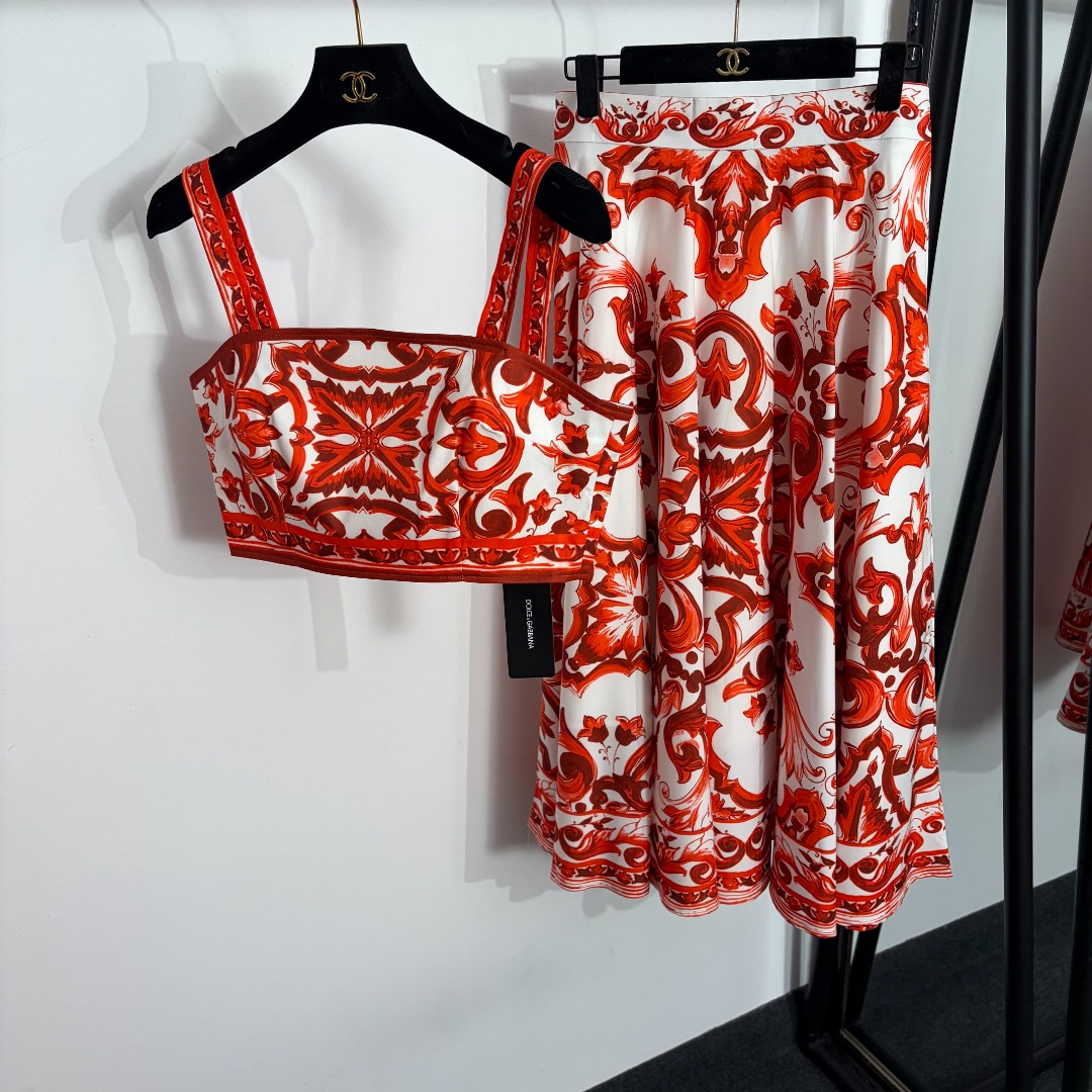 NO:863731,Style No. 20264131 DG* new suit, retro pattern printed strapless top + high waist skirt, red, S-XXL, [M size bust 88, length 34; weight 0.65kg; waist 72 elastic, skirt length 84; weight 0.365kg], Dolce & Gabbana - Clothing, Dolce&Gabbana, skirts,19860909款号20264131 DG*新款套装,复古花纹印花抹胸吊带上衣+高腰半裙,红色,S-XXL,【M码胸围88,长34；重量0.65kg；腰围72弹力,裙长84；重量0.365kg】,杜嘉班纳-服装,Dolce&Gabbana,skirts,,Women's clothing