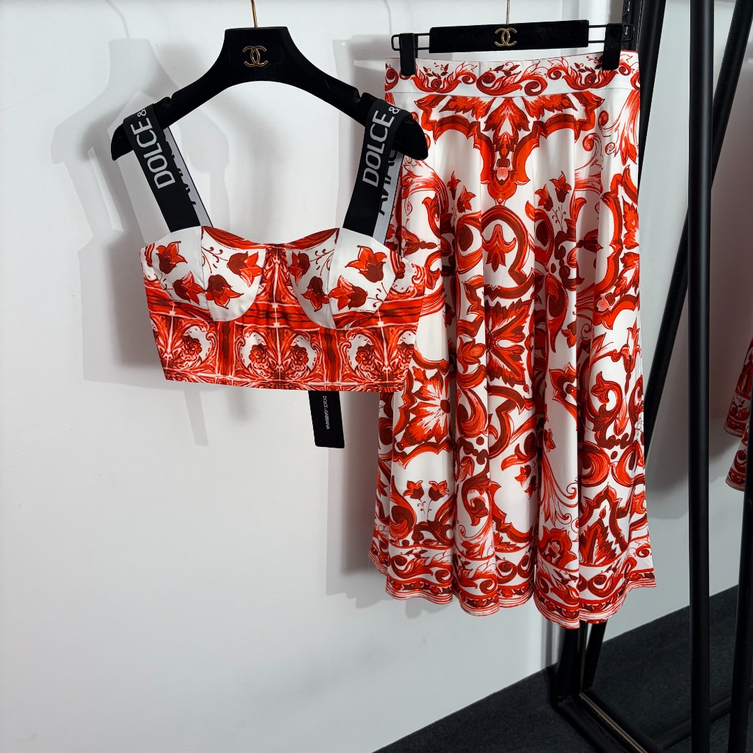 NO:863740,Style No. 20264132 DG* new suit, retro pattern printed strapless top + high waist skirt, red, S-XXL, [M size bust 86, length 36; weight 0.80kg; waist 72 elastic, skirt length 84; weight 0.365kg], Dolce & Gabbana-clothing, Dolce&Gabbana, skirts,19860909款号20264132 DG*新款套装,复古花纹印花抹胸吊带上衣+高腰半裙,红色,S-XXL,【M码胸围86,长36；重量0.80kg；腰围72弹力,裙长84；重量0.365kg】,杜嘉班纳-服装,Dolce&Gabbana,skirts,,Women's clothing