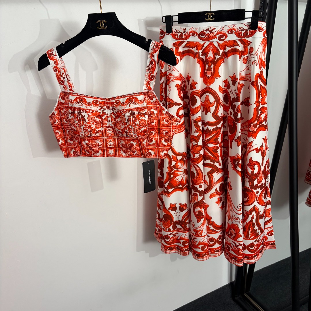 NO:863752,Model No. 20264133 DG* new suit, retro pattern printed strapless top + high waist skirt, red, S-XXL, [M size bust 86, length 34; weight 0.75kg; waist 72 elastic, skirt length 84; weight 0.365kg], Dolce & Gabbana-clothing, Dolce&Gabbana, skirts,19860909款号20264133 DG*新款套装,复古花纹印花抹胸吊带上衣+高腰半裙,红色,S-XXL,【M码胸围86,长34；重量0.75kg；腰围72弹力,裙长84；重量0.365kg】,杜嘉班纳-服装,Dolce&Gabbana,skirts,,Women's clothing