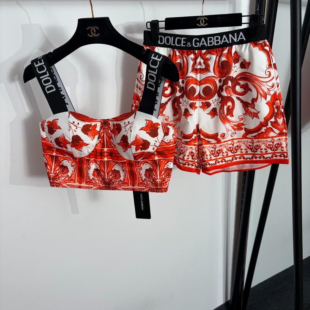 NO:863764,Model No. 20264138 DG* new suit, retro pattern printed strapless top + webbing waist shorts, red, S-XXL, [M size bust 86, length 36; weight 0.80kg; waist 66 elastic, trouser length 42; weight 0.145kg], Dolce & Gabbana-clothing, Dolce&Gabbana, shorts,19860909款号20264138 DG*新款套装,复古花纹印花抹胸吊带上衣+织带收腰短裤,红色,S-XXL,【M码胸围86,长36；重量0.80kg；腰围66弹力,裤长42；重量0.145kg】,杜嘉班纳-服装,Dolce&Gabbana,shorts,,Women's clothing