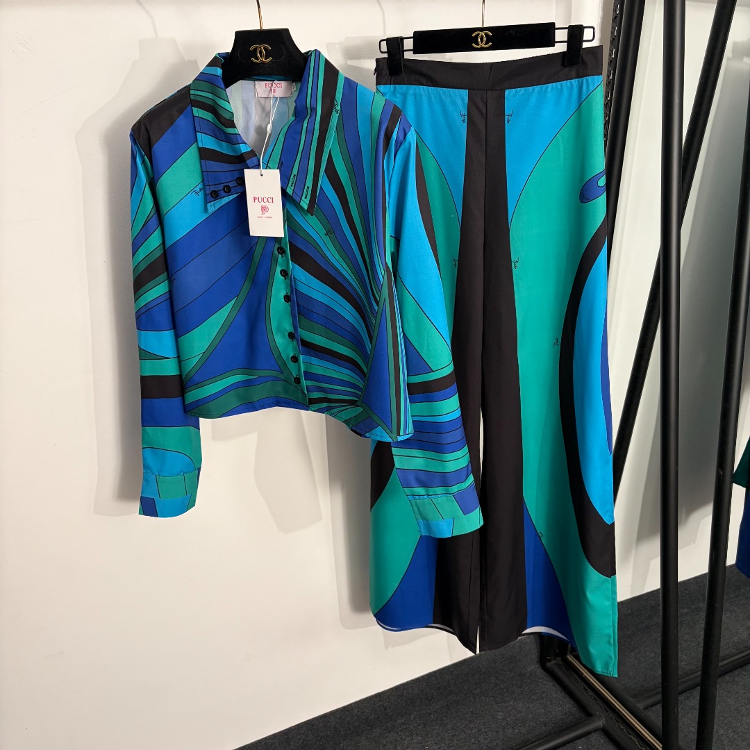 NO:863582,Model number 20264159 Pucc* new suit, irregular color block printed long-sleeved shirt + high-waisted wide-leg trousers, green, S-XXL, [M size shoulder width 41, bust 108, sleeve length 61, length 48; waist 70 elastic, length 107; weight 0.350kg], women's clothing,19860909款号20264159 Pucc*新款套装,不规则拼色印花长袖衬衣+高腰阔腿长裤,绿色,S-XXL,【M码肩宽41,胸围108,袖长61,长48；腰围70弹力,长107；重量0.350kg】,女装,,Women's clothing