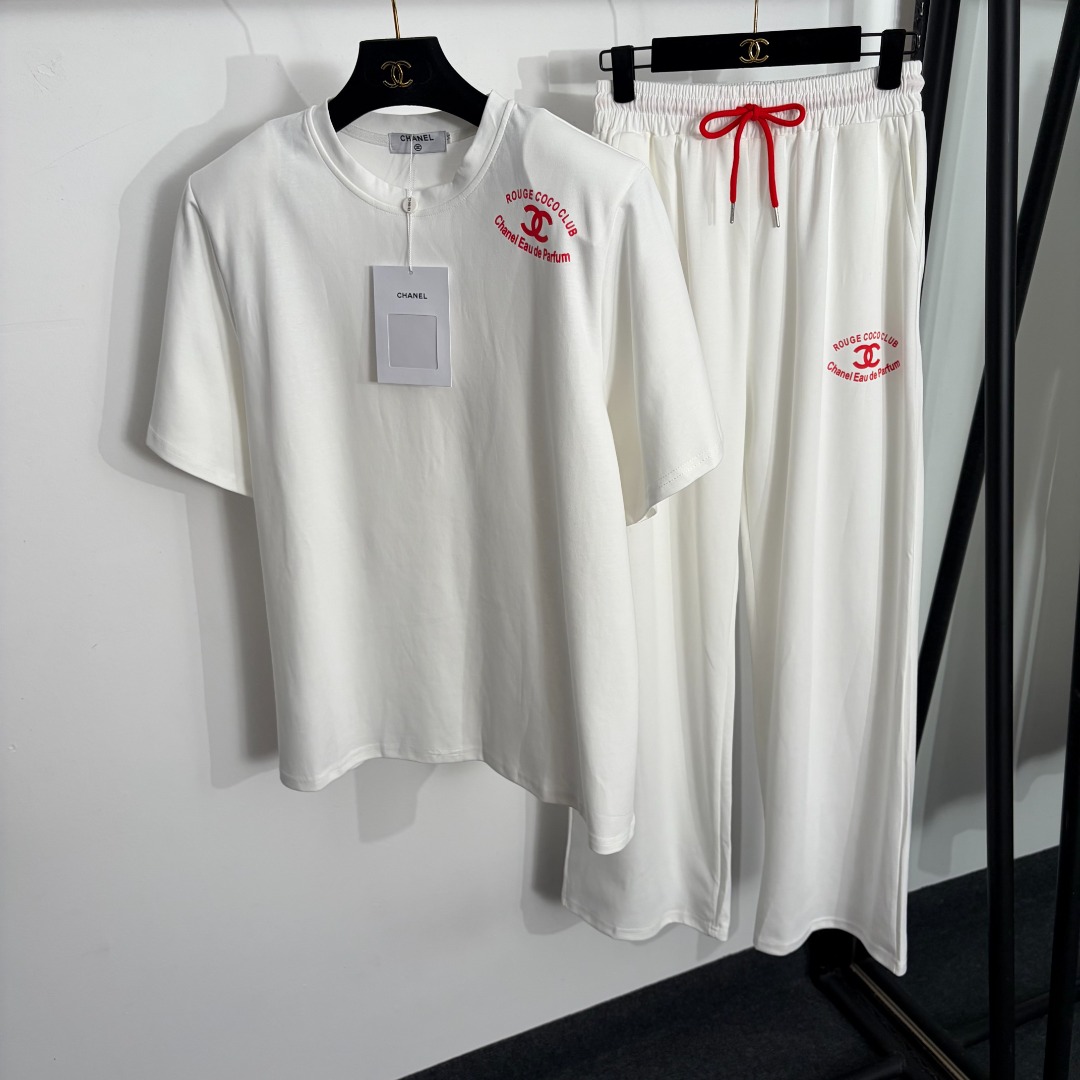NO:863395,Model No. 20264161 Chane* new sports suit, Xiaoxiang logo letter printing short-sleeved T-shirt with shoulder pads + elastic waist casual trousers, white, black, gray, SML, [M size shoulder width 43, chest 122, sleeve length 25, length 70; waist 64 elastic, length 107; weight 0.640kg], Chanel-clothing, chanel, chanel, T-shirt, tees, t-shirt,19860909款号20264161 Chane*新款运动套装,小香logo字母印花带垫肩短袖T恤+松紧腰休闲长裤,白色,黑色,灰色,SML,【M码肩宽43,胸围122,袖长25,长70；腰围64弹力,长107；重量0.640kg】,香奈儿-服装,chanel,chanel,T-shirt,tees，t-shirt,,Women's clothing