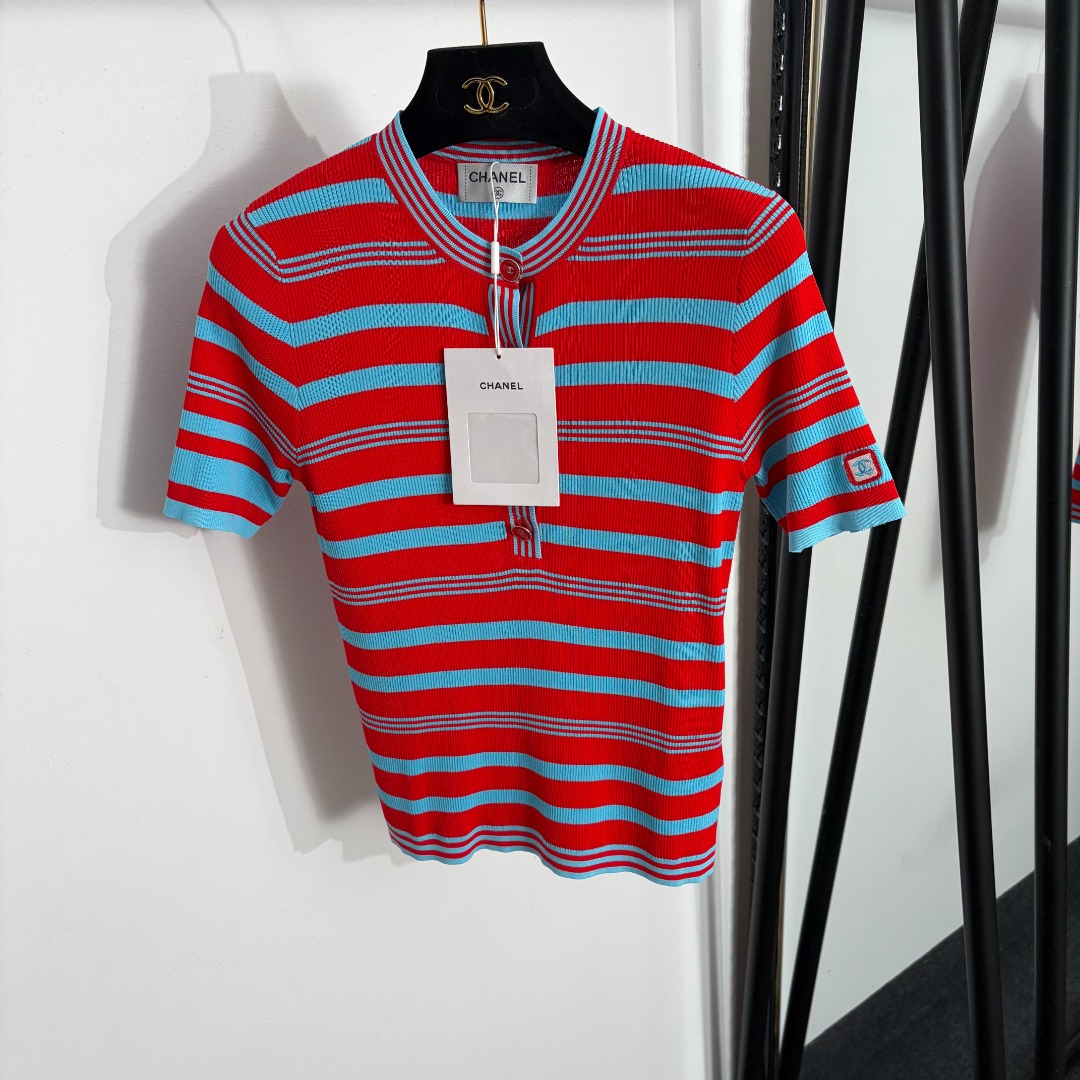 NO:863383,Model No. 20264162 Chane* new style Xiaoxiang logo embroidery color block striped half-cardigan short-sleeved sweater top, red, 36 38 40, [38 size bust 68, sleeve length 21, length 54; weight 0.185kg], Chanel-clothing, chanel, chanel, T-shirt,19860909款号20264162 Chane*新款 小香logo刺绣 拼色条纹半开襟短袖针织衫 上衣,红色,36 38 40,【38码胸围68,袖长21,长54；重量0.185kg】,香奈儿-服装,chanel,chanel,T-shirt,,Women's clothing