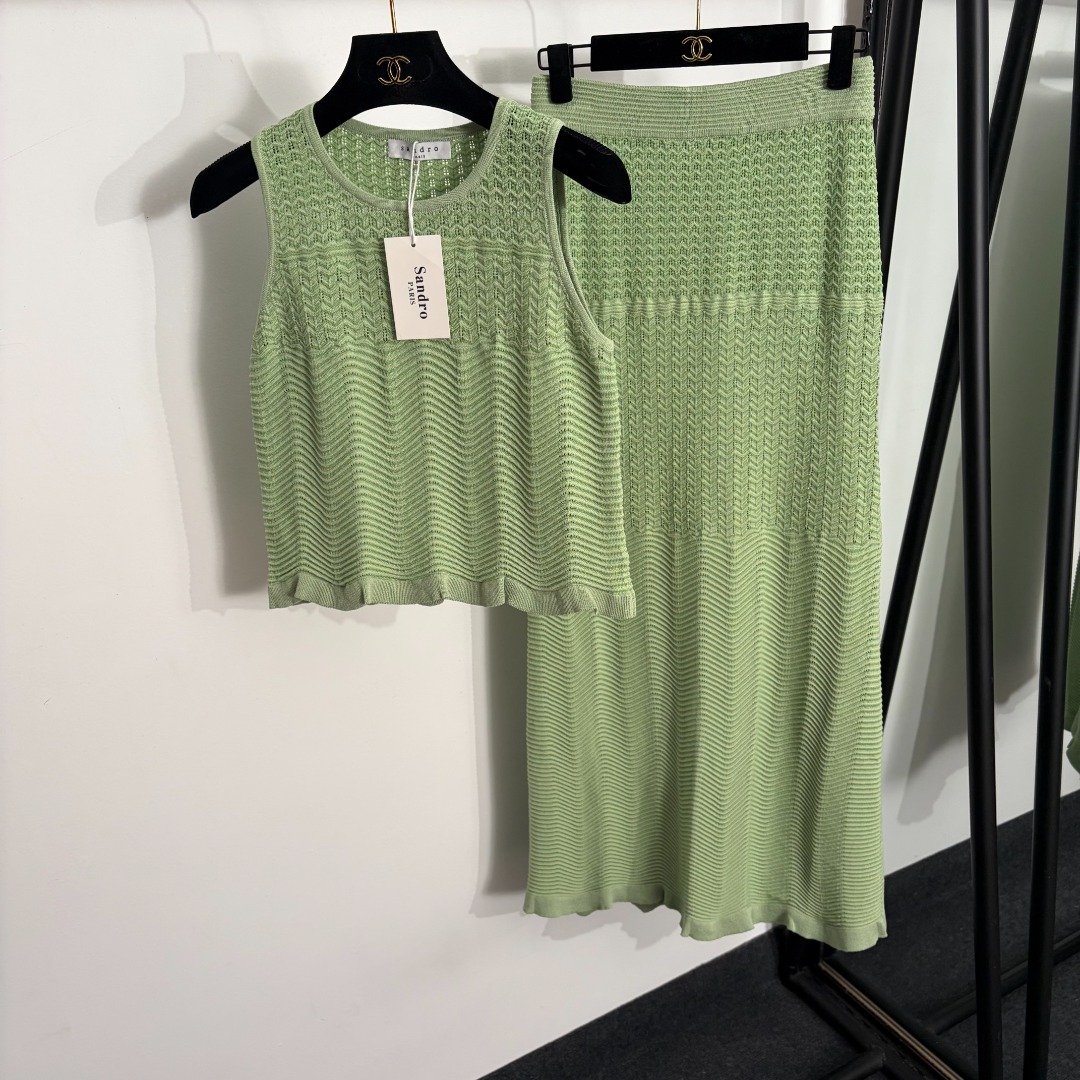 NO:863685,Model No. 20264171 Sandr* new suit, hollow knitted vest + high-waisted knitted skirt, green, [one size fits all, bust 76, length 45; waist 66 stretch, 95; weight 0.490kg], women's clothing, skirts,19860909款号20264171 Sandr*新款套装,镂空针织背心+高腰针织半裙,绿色,【均码胸围76,长45；腰围66弹力, 95；重量0.490kg】,女装,skirts,,Women's clothing