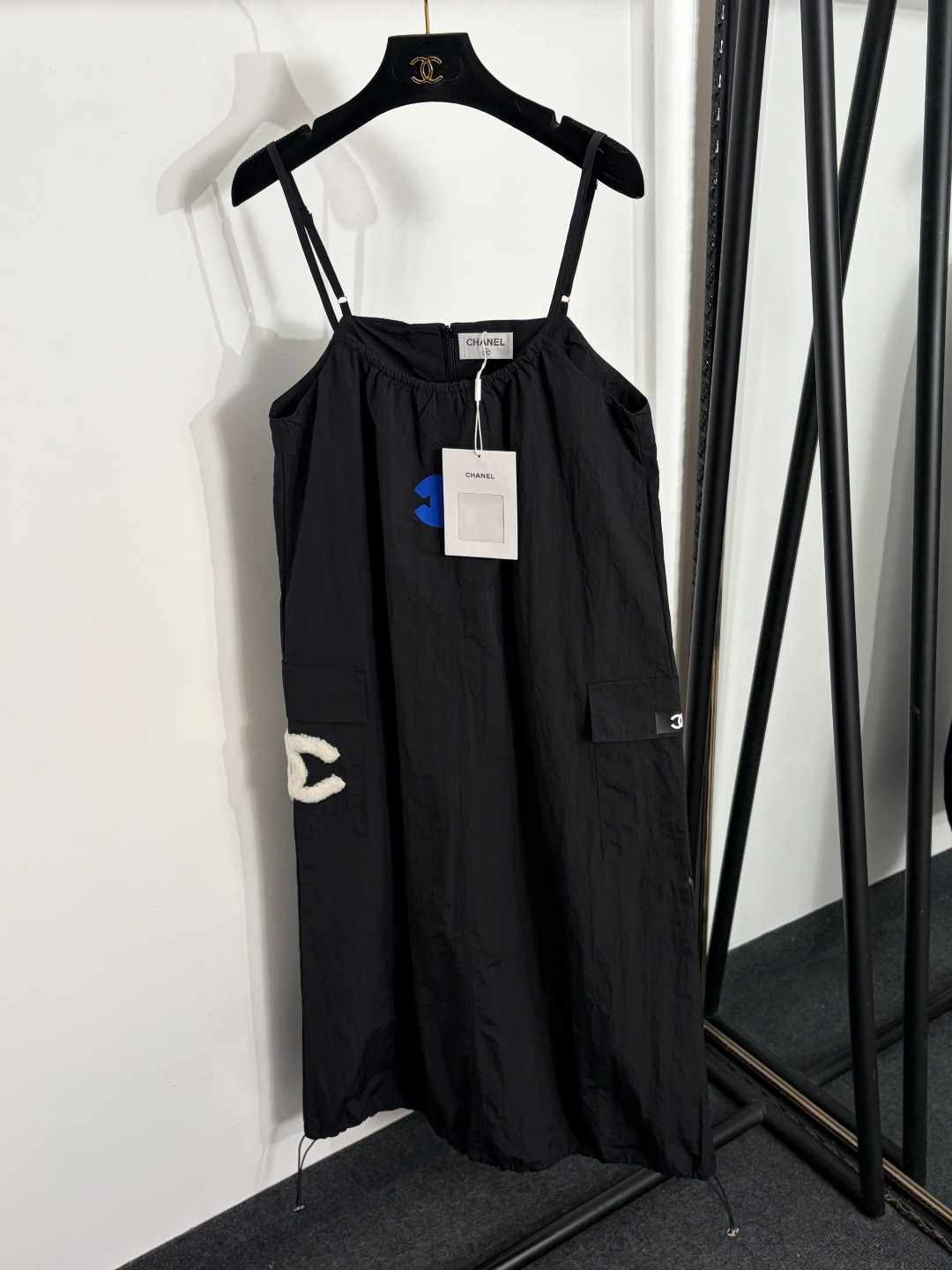 NO:863362,Model number 20264173 Chane* new style Xiaoxiang logo work suspender dress, black, blue, SML, [M size bust 90, length 103; weight 0.250kg], Chanel-clothing, chanel, chanel, skirts,19860909款号20264173 Chane*新款 小香logo工装吊带连衣裙,黑色,蓝色,SML,【M码胸围90,长103；重量0.250kg】,香奈儿-服装,chanel,chanel,skirts,,Women's clothing