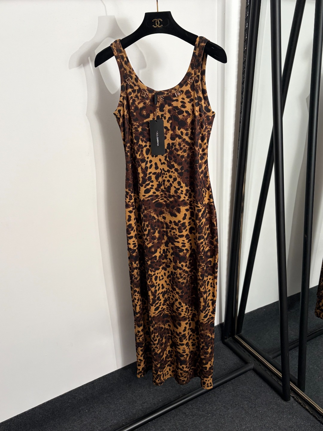 NO:863648,Model No. 20264179 DG* new style round neck with hardware logo decoration, leopard print hip-hugging slim suspender dress, coffee color, black, S-XXL, [M size bust 80, length 127; weight 0.310kg], Dolce & Gabbana-clothing, Dolce&Gabbana, skirts,19860909款号20264179 DG*新款 五金logo装饰圆领 豹纹印花包臀显瘦吊带连衣裙 ,咖色,黑色,S-XXL,【M码胸围80,长127；重量0.310kg】,杜嘉班纳-服装,Dolce&Gabbana,skirts,,Women's clothing