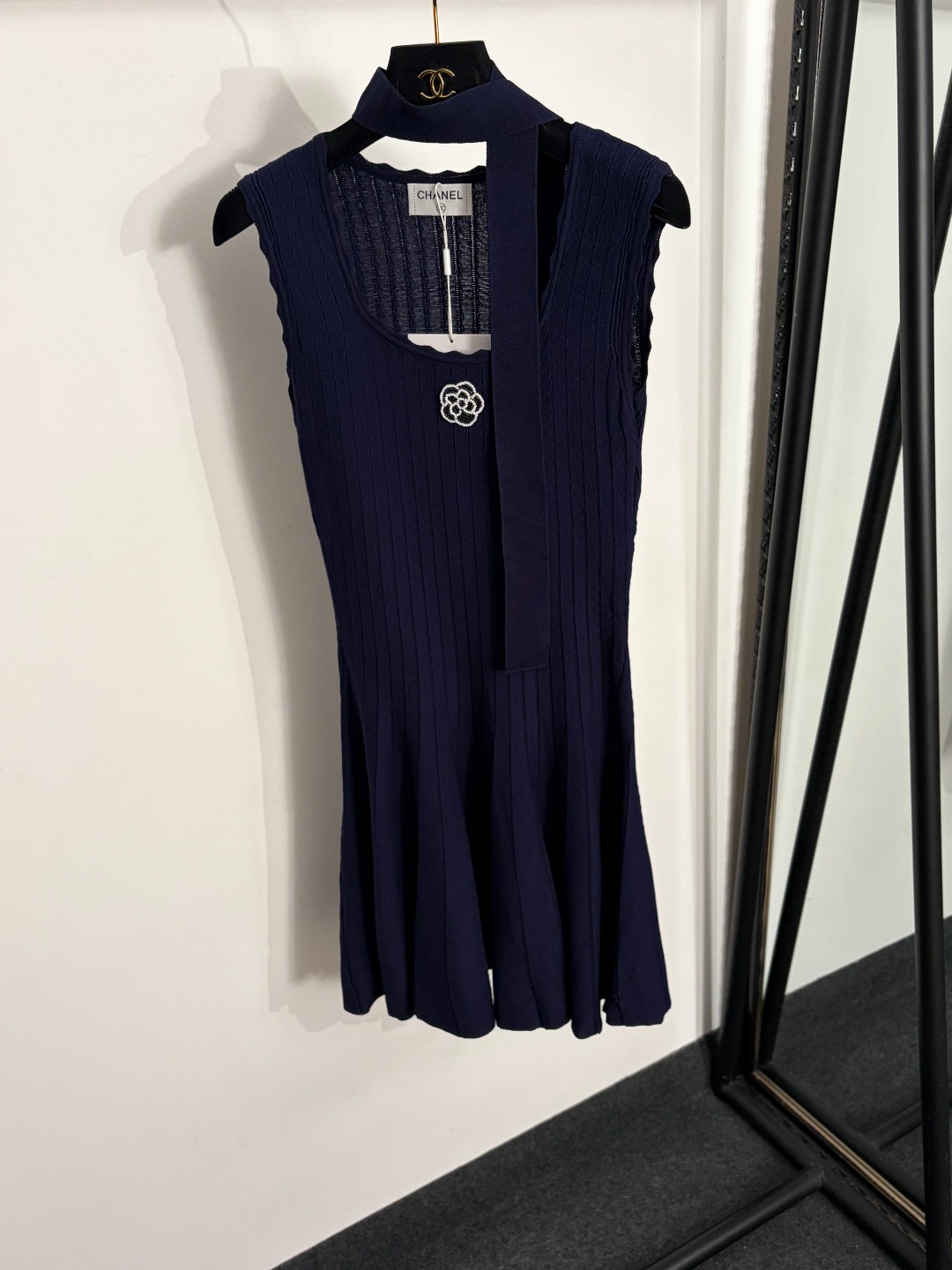 NO:863431,Model No. 20264181 Chane's latest beaded camellia knitted vest dress, dark blue, [One size fits all bust 68, length 85; weight 0.340kg], Chanel-clothing, chanel, chanel, skirts,19860909款号20264181 Chane*新款 钉珠山茶花针织背心连衣裙,深蓝色,【均码胸围68,长85；重量0.340kg】,香奈儿-服装,chanel,chanel,skirts,,Women's clothing