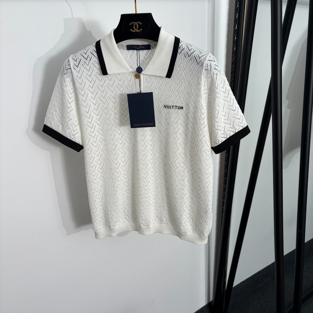 NO:863522,Style number 20264186 LV* new style simple letter polo collar hollow short-sleeved sweater top, white, SML, [M size bust 98, sleeve length 20, length 55; weight 0.225kg], Louis Vuitton-clothing, louis vuitton, louis vuitton, T-shirt,19860909款号20264186 LV*新款 简约字母polo领镂空短袖针织衫上衣,白色,SML,【M码胸围98,袖长20,长55；重量0.225kg】,路易威登-服装,louis vuitton,louis vuitton,T-shirt,,Women's clothing