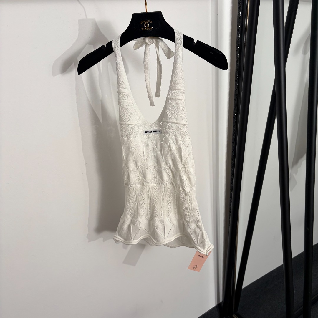 NO:863636,Model No. 20264187 Miumi*new style halterneck backless knitted vest with collar lettering, white, pink, [One size fits all, bust 66, length 54; weight 0.110kg], Miumi-clothing, miumiu,19860909款号20264187 Miumi*新款 领标字母挂脖露背针织背心 上衣,白色,粉色,【均码胸围66,长54；重量0.110kg】,缪缪-服装,miumiu,,Women's clothing