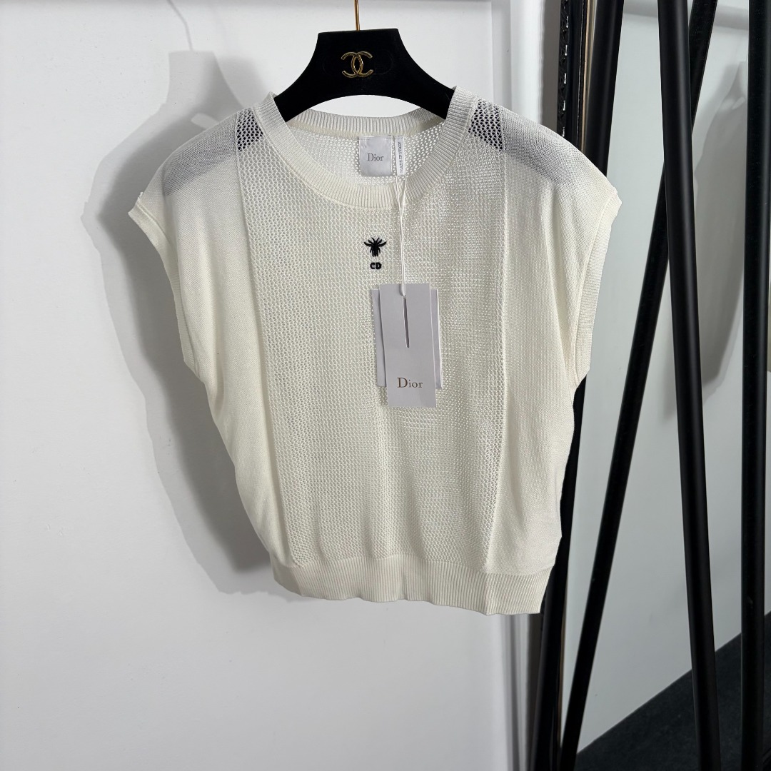 NO:885802,Style number 20264471 Dio* new CD bee embroidered hollow knitted vest, white, black, 36 38 40, [38 size bust 96, length 52; weight 0.105kg], Dior-clothing, dior, dior,19860909款号20264471 Dio*新款 CD小蜜蜂刺绣镂空针织背心,白色,黑色,36 38 40,【38码胸围96,长52；重量0.105kg】,迪奥-服装,dior,dior,,Women's clothing