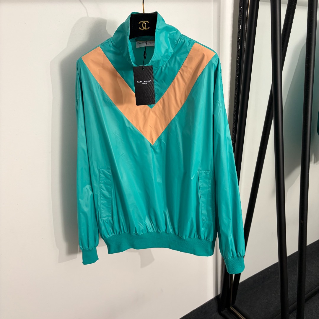 NO:885367,Model number 20264330 YSL* new V-shaped contrast stitching stand-up collar long-sleeved nylon windbreaker jacket top, green, SML, [S size shoulder width 59, bust 126, sleeve length 55, length 66; weight 0.185kg], Saint Laurent-Clothing, saint laurent, saint laurent, jackets & coats,19860909款号20264330 YSL*新款 V型撞色拼接立领长袖尼龙风衣外套 上衣,绿色,SML,【S码肩宽59,胸围126,袖长55,长66；重量0.185kg】,圣罗兰-服装,saint laurent,saint laurent,jackets & coats,,Women's clothing