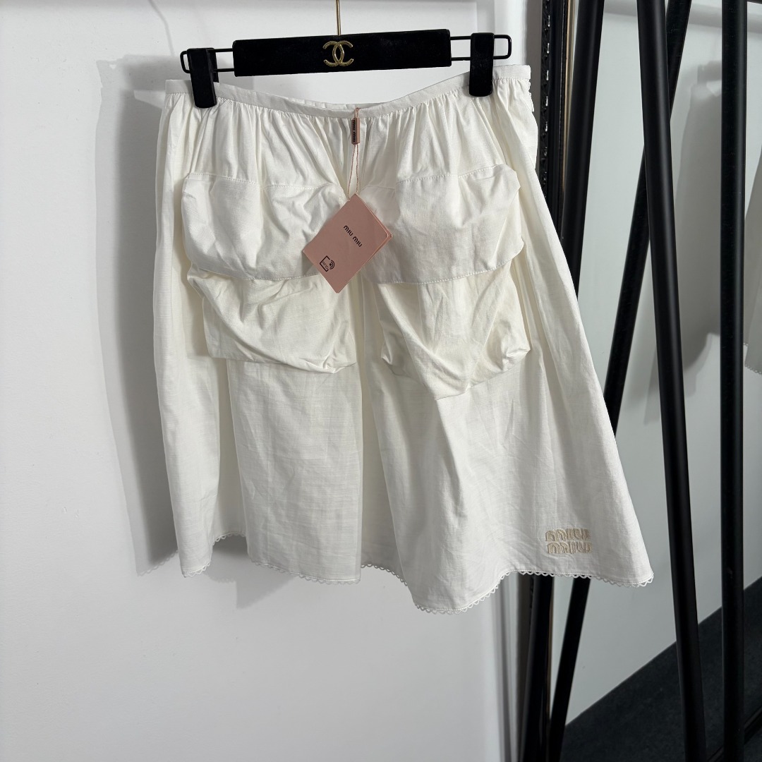 NO:873450,Model No. 20264350 Miumi* new logo embroidered patch large pocket high waist short skirt, white, blue, SML, [M size waist 70, length 55; weight 0.230kg], Miumi-clothing, miumiu, skirts,19860909款号20264350 Miumi*新款 logo刺绣贴布 大口袋高腰短半裙,白色,蓝色,SML,【M码腰围70,长55；重量0.230kg】,缪缪-服装,miumiu,skirts,,Women's clothing