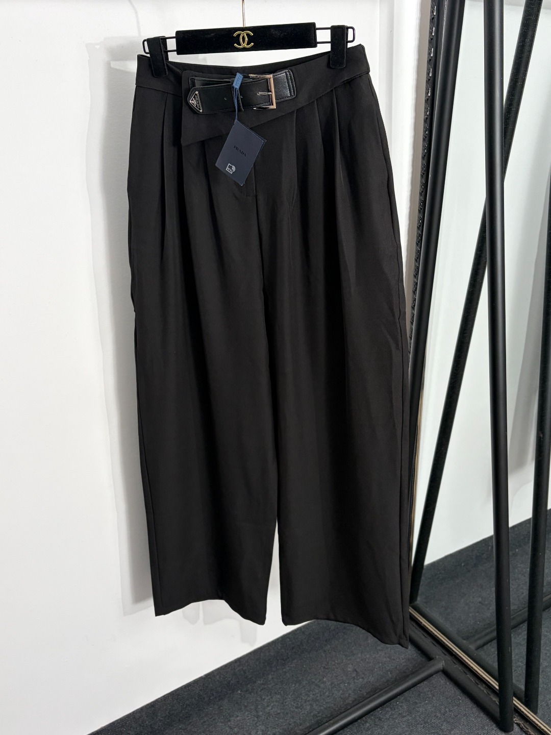 NO:885682,Model number 20264433 Prad* new logo triangle logo leather buckle waist wide leg trousers trousers, black, S-XXL, [M size waist 70, length 104; weight 0.575kg], Prada - clothing, prada, prada,19860909款号20264433 Prad*新款 logo三角标 皮扣收腰阔腿长裤 西裤,黑色,S-XXL,【M码腰围70,长104；重量0.575kg】,普拉达-服装,prada,prada,,Women's clothing