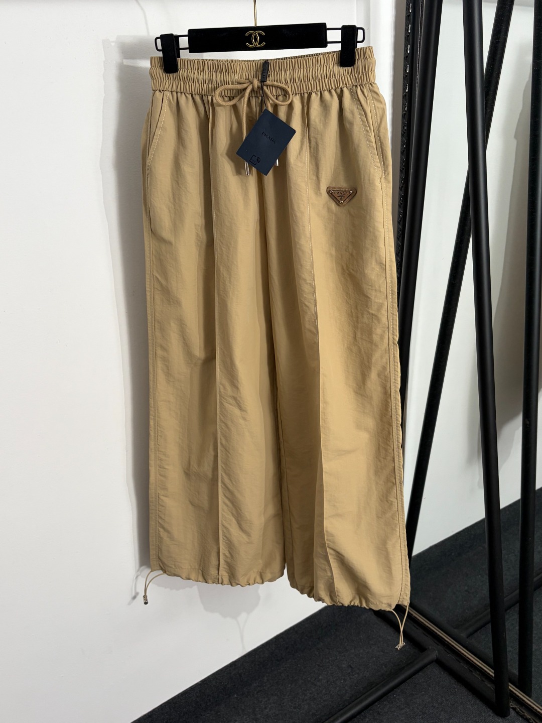 NO:873438,Model number 20264404 Prad* new logo triangle logo decoration drawstring elastic waist trousers, khaki, navy blue, SML, [M size waist 68 elastic, length 98; weight 0.240kg], Prada - clothing, prada, prada,19860909款号20264404 Prad*新款 logo三角标装饰 抽绳松紧腰束脚长裤,卡其色,藏蓝色,SML,【M码腰围68弹力,长98；重量0.240kg】,普拉达-服装,prada,prada,,Women's clothing