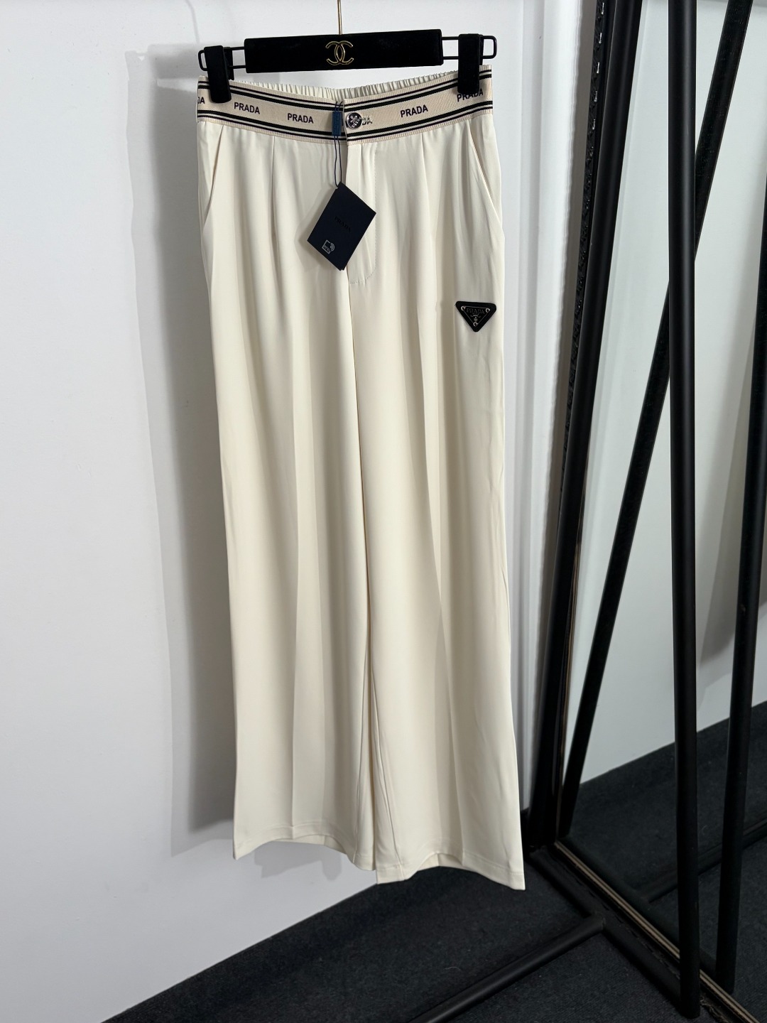 NO:885689,Model No. 20264434 Prad* new logo triangle logo decorated letter web high-waisted straight trousers, off-white, navy blue, coffee, gray, black, khaki, S-XXL, [M size waist 64 elastic, length 105; weight 0.420kg], Prada - clothing, prada, prada,19860909款号20264434 Prad*新款 logo三角标装饰字母织带高腰直筒长裤,米白色,藏蓝色,咖色,灰色,黑色,卡其色,S-XXL,【M码腰围64弹力,长105；重量0.420kg】,普拉达-服装,prada,prada,,Women's clothing
