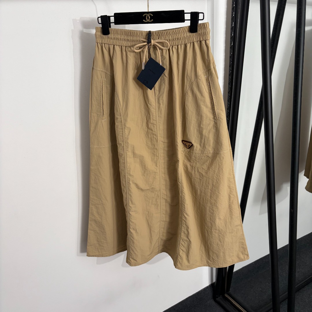 NO:873449,Model number 20264406 Prad* new logo triangle mark decoration drawstring elastic waist work skirt, khaki, dark blue, SML, [M size waist 68 elastic, length 81; weight 0.230kg], Prada - clothing, prada, prada, skirts,19860909款号20264406 Prad*新款 logo三角标装饰 抽绳松紧腰工装半裙,卡其色,深蓝色,SML,【M码腰围68弹力,长81；重量0.230kg】,普拉达-服装,prada,prada,skirts,,Women's clothing