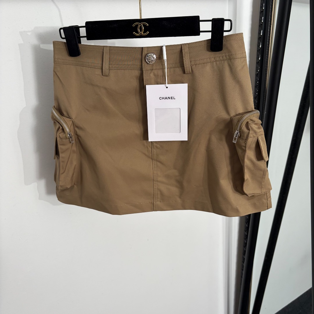NO:873275,Model No. 20264407 Chane* new style side logo embroidered zipper three-dimensional pocket work short skirt, white, dark blue, khaki, SML, [L size waist 74, length 35; weight 0.195kg], Chanel-clothing, chanel, chanel, skirts,19860909款号20264407 Chane*新款 侧边logo刺绣拉链立体口袋工装短半裙,白色,深蓝色,卡其色,SML,【L码腰围74,长35；重量0.195kg】,香奈儿-服装,chanel,chanel,skirts,,Women's clothing
