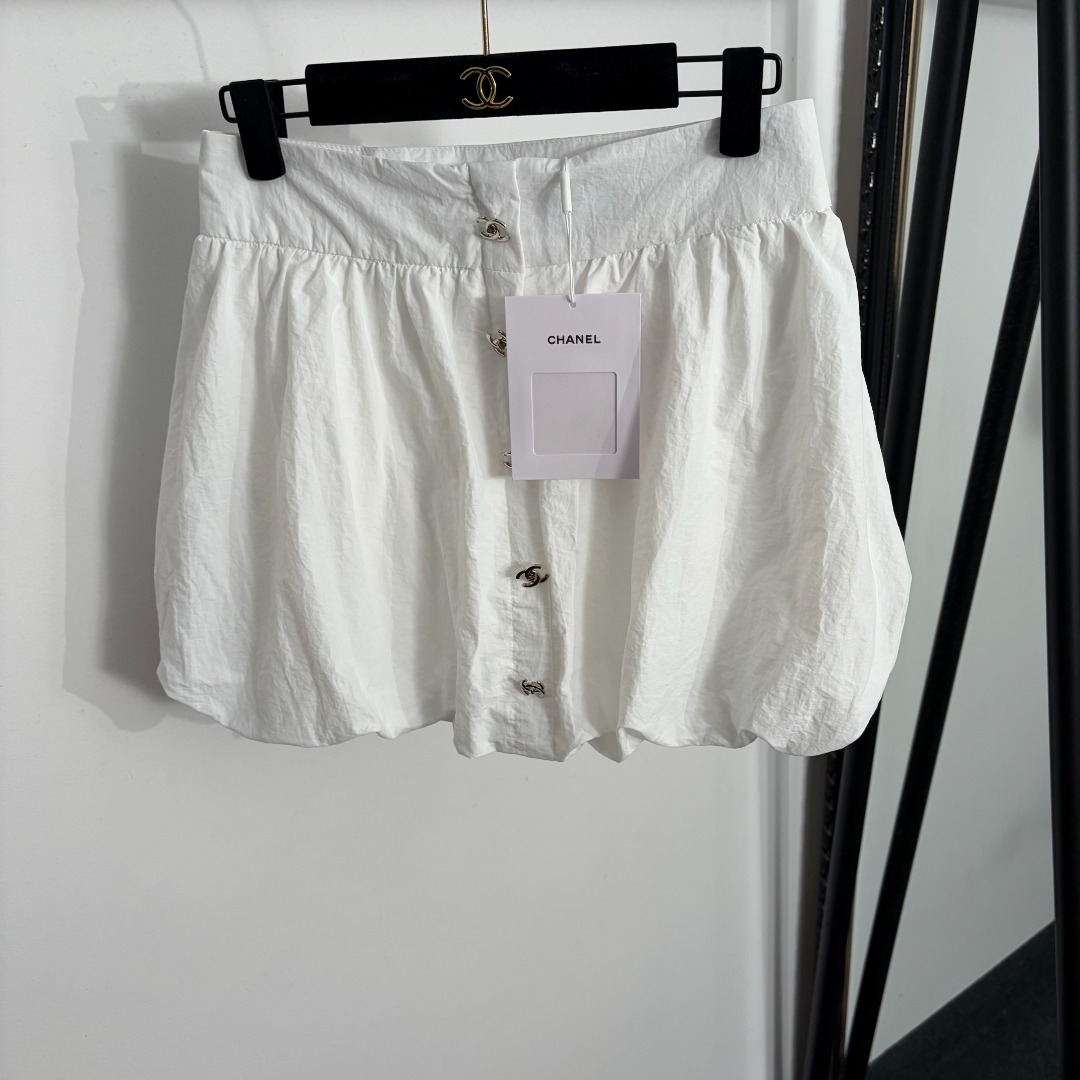 NO:873350,Model No. 20264409 Chane* new style small fragrant button bud short skirt, white, black, SML, [M size waist 72, length 38; weight 0.kg], Chanel-clothing, chanel, chanel, skirts,19860909款号20264409 Chane*新款 小香纽扣花苞短半裙,白色,黑色,SML,【M码腰围72,长38；重量0.kg】,香奈儿-服装,chanel,chanel,skirts,,Women's clothing