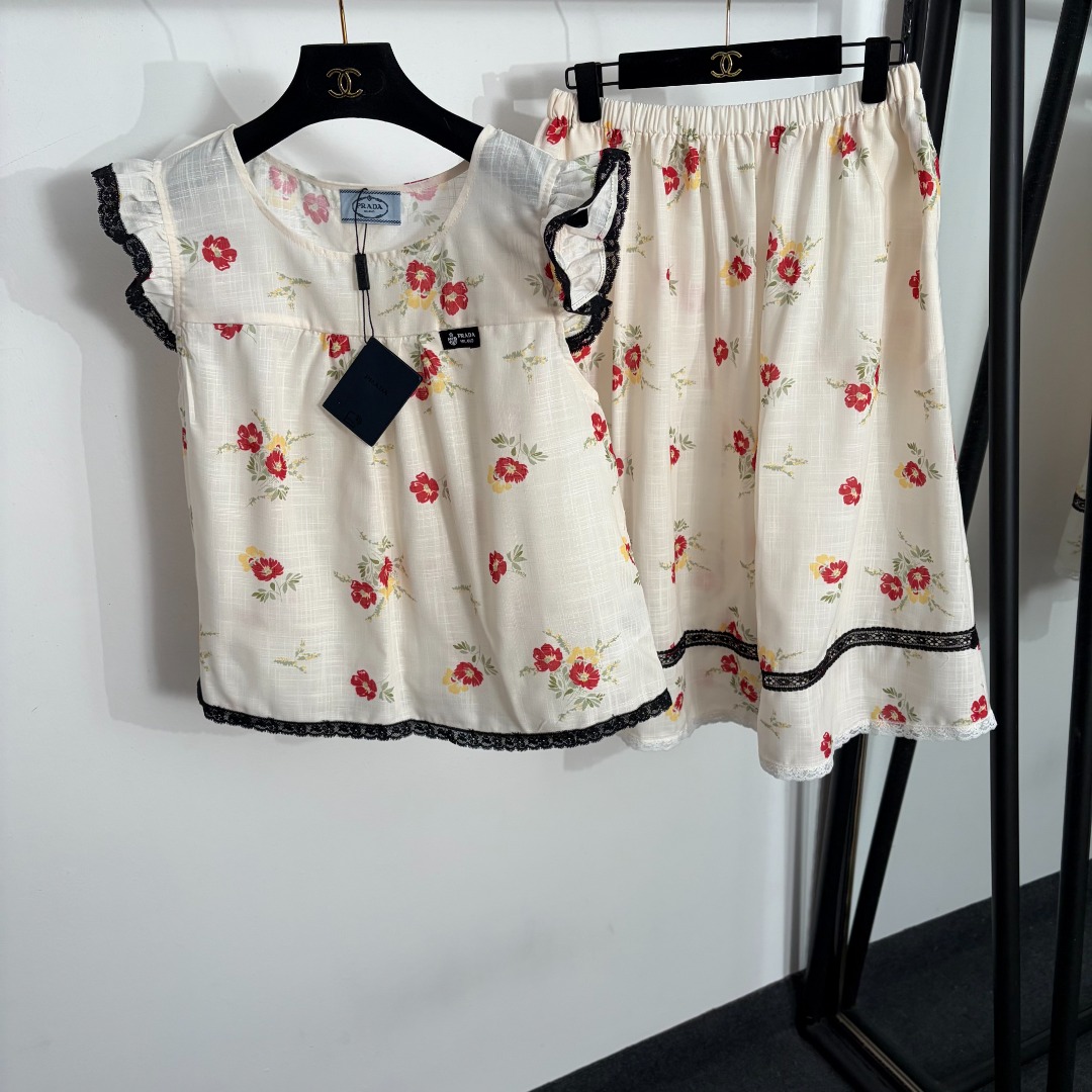 NO:885732,Model No. 20264430 Prad* new linen suit, small red flower flying sleeve vest top + lace printed skirt, off-white, SML, [M size bust 104, length 53; waist 70 elastic, length 68; weight 0.385kg], Prada - clothing, prada, prada, skirts,19860909款号20264430 Prad*新款亚麻套装,小红花飞飞袖背心上衣+蕾丝花边印花半裙,米白色,SML,【M码胸围104,长53；腰围70弹力,长68；重量0.385kg】,普拉达-服装,prada,prada,skirts,,Women's clothing