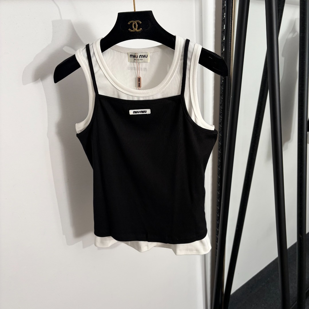 NO:873296,Model No. 20264417 Miumi* new set, collar logo lettering camisole + vest, white, black, SML, [L size camisole bust 72, length 46; bust 80, length 56; weight 0.210kg], Miumiu-clothing, miumiu,19860909款号20264417 Miumi*新款套装,领标logo字母吊带背心+背心,白色,黑色,SML,【L码吊带胸围72,长46；胸围80,长56；重量0.210kg】,缪缪-服装,miumiu,,Women's clothing