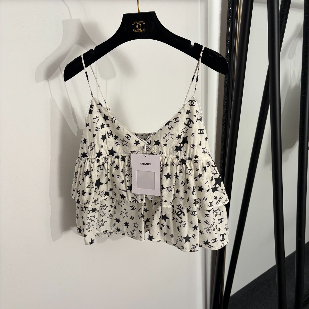 NO:873241,Model No. 20264421 Chane*new style five-pointed star logo printed lotus leaf baby camisole top, white, SML, [M size bust 76 stretch, length 40; weight 0.105kg], Chanel-clothing, chanel, chanel,19860909款号20264421 Chane*新款 五角星logo印花荷叶娃娃款吊带背心上衣,白色,SML,【M码胸围76弹力,长40；重量0.105kg】,香奈儿-服装,chanel,chanel,,Women's clothing