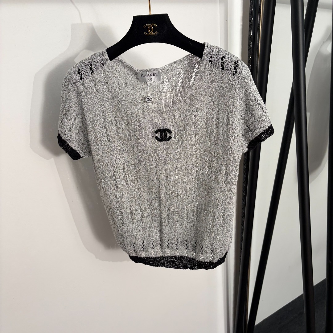 NO:885621,Model No. 20264427 Chane* new logo embroidered contrasting edged hollow short-sleeved sweater top, gray, khaki, 36 38 40, [size 38 shoulder width 37, bust 86, sleeve length 13, length 54; weight 0.110kg], Chanel-clothing, chanel, chanel, T-shirt,19860909款号20264427 Chane*新款 logo刺绣 撞色包边镂空短袖针织衫 上衣,灰色,卡其色,36 38 40,【38码肩宽37,胸围86,袖长13,长54；重量0.110kg】,香奈儿-服装,chanel,chanel,T-shirt,,Women's clothing