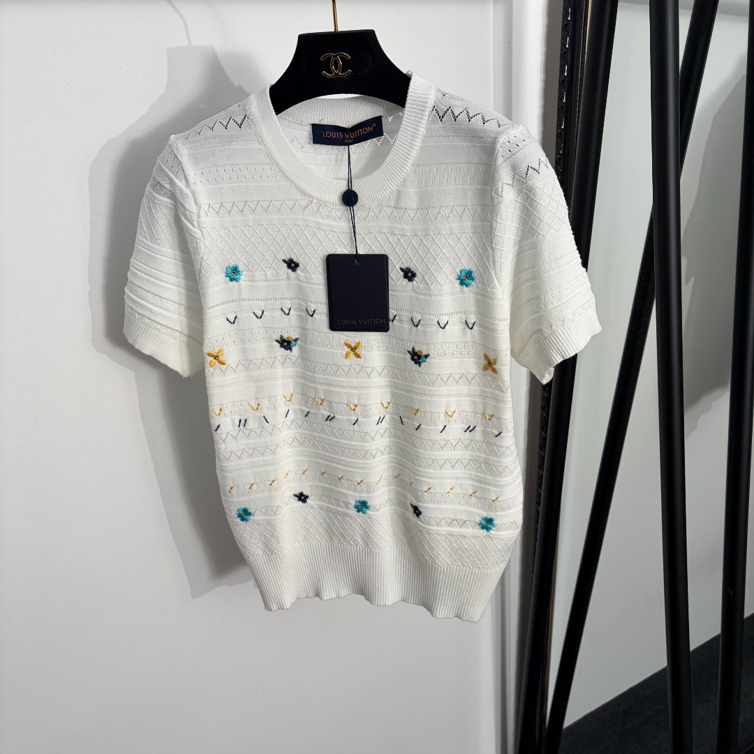 NO:885725,Style number 20264429 LV* new embroidered flower pullover short-sleeved sweater top, white, gray, SML, [S size bust 92, sleeve length 20, length 56; weight 0.170kg], Louis Vuitton-clothing, louis vuitton, louis vuitton, T-shirt,19860909款号20264429 LV*新款 刺绣花朵套头短袖针织衫上衣,白色,灰色,SML,【S码胸围92,袖长20,长56；重量0.170kg】,路易威登-服装,louis vuitton,louis vuitton,T-shirt,,Women's clothing