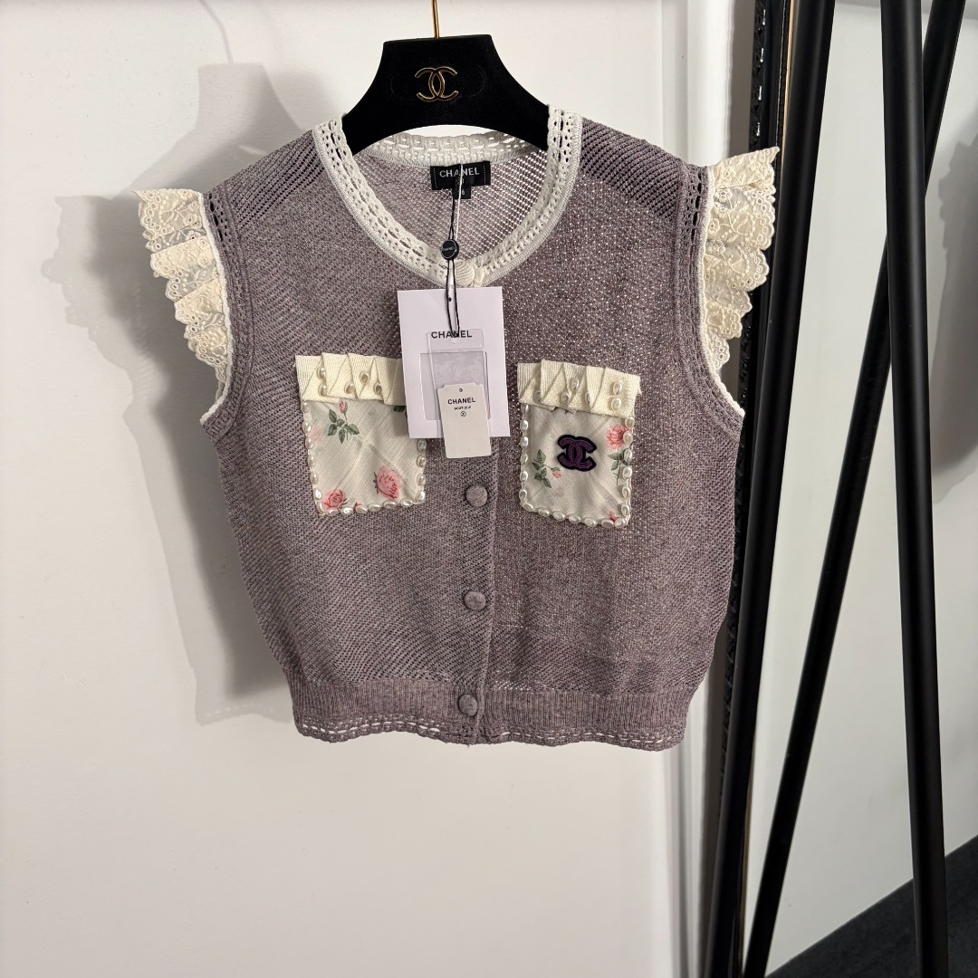 NO:885664,Model number 20264438 Chane* new style pearl pocket lace flying sleeves knitted vest top, gray purple, 36 38 40, [36 size bust 90, length 45; weight 0.145kg], Chanel-clothing, chanel, chanel,19860909款号20264438 Chane*新款 珍珠口袋 蕾丝飞飞袖针织马甲 上衣,灰紫色,36 38 40,【36码胸围90,长45；重量0.145kg】,香奈儿-服装,chanel,chanel,,Women's clothing