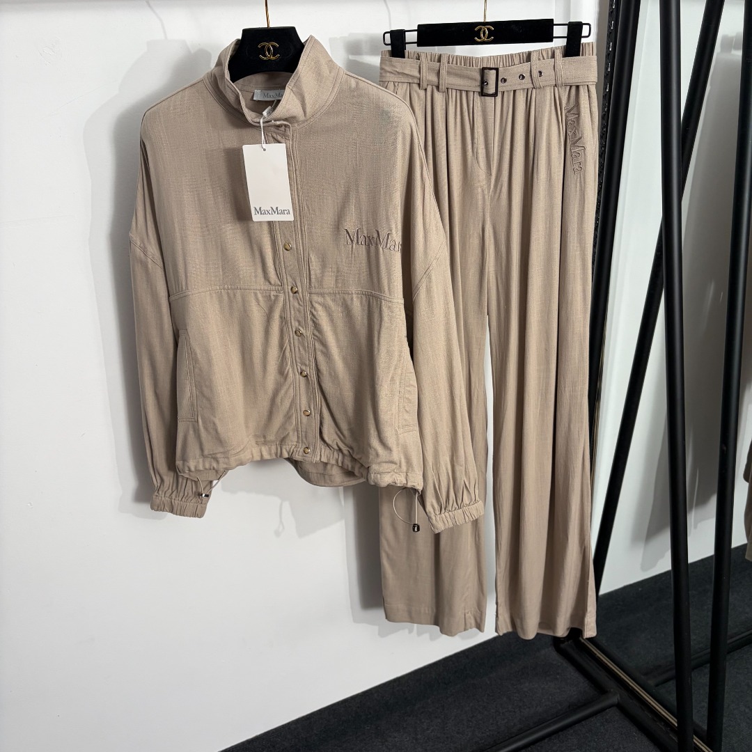 NO:873437,Model No. 20264364 MaxMar* new linen suit, letter embroidered drawstring waisted stand-up collar long-sleeved jacket + high-waisted casual trousers, with belt, khaki, dark blue, S-XL, [M size shoulder width 65, chest 134, sleeve length 48, length 58-63; waist 68 elastic, length 109; weight 0.905kg], MaxMara - Clothing, jackets & coats,19860909款号20264364 MaxMar*新款亚麻套装,字母刺绣抽绳收腰立领长袖外套+高腰休闲长裤,配腰带,卡其色,深蓝色,S-XL,【M码肩宽65,胸围134,袖长48,长58-63；腰围68弹力,长109；重量0.905kg】,麦丝玛拉-服装,jackets & coats,,Women's clothing