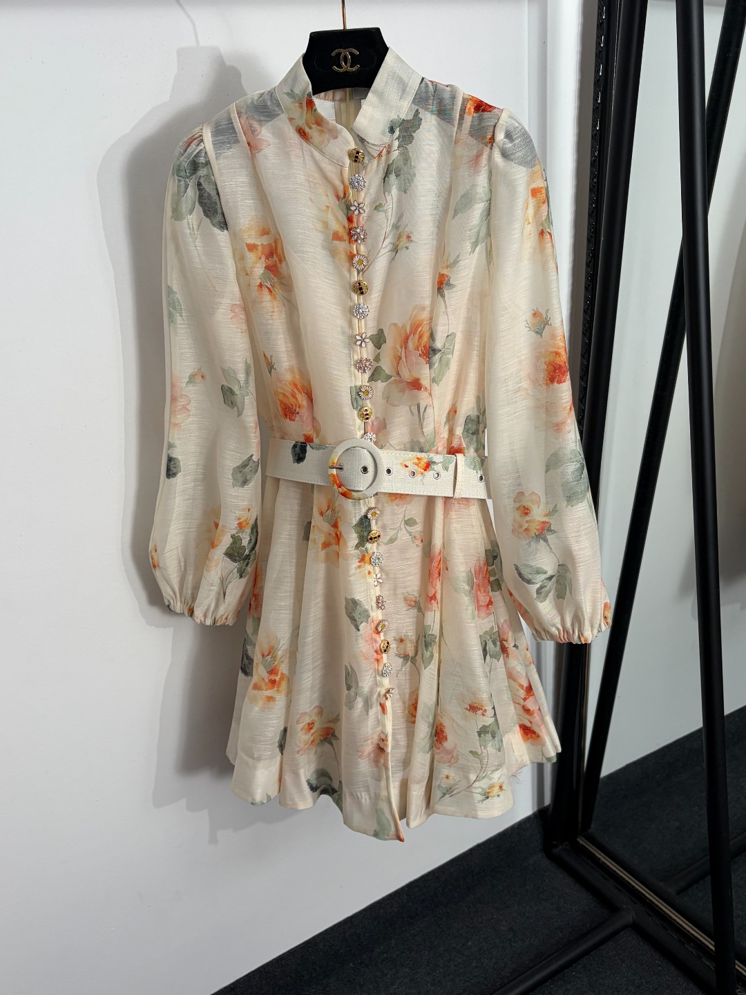 NO:873461,Model No. 20264366 Zimmermann* new orange floral print diamond button stand collar waist lantern long-sleeved dress short skirt with belt and suspender lining, off-white, S-XL, [M size bust 90, length 67; bust 90, waist 76, sleeve length 61, length 91; weight 0.540kg], Zimmermann-clothing, skirts,19860909款号20264366 Zimmermann*新款 桔色花卉印花 镶钻纽扣立领收腰灯笼长袖连衣裙 短裙,配腰带,配吊带里衬,米白色,S-XL,【M码胸围90,长67；胸围90,腰围76,袖长61,长91；重量0.540kg】,兹默曼-服装,skirts,,Women's clothing