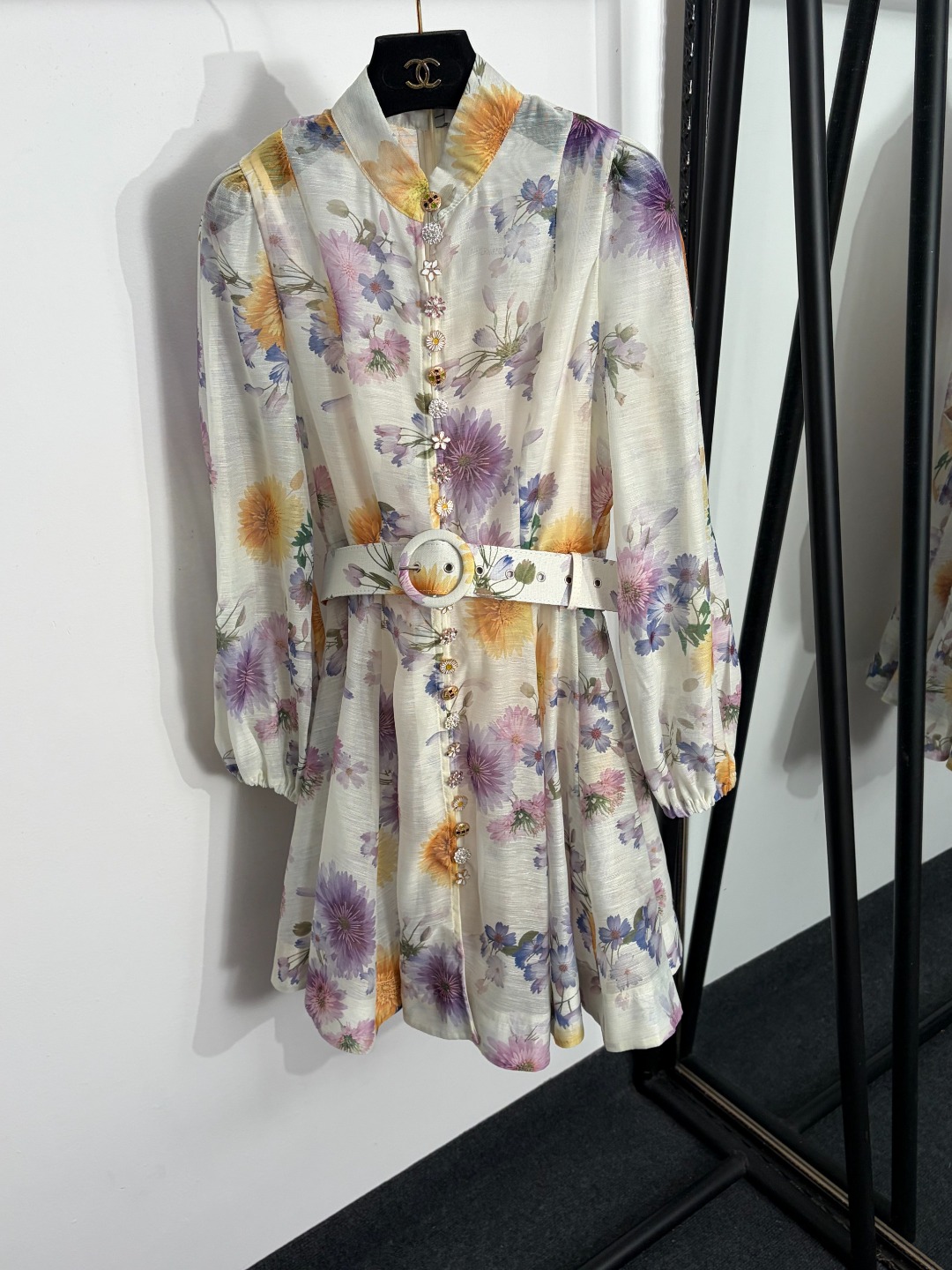 NO:873468,Model number 20264367 Zimmermann's latest daisy print diamond button stand collar waist long sleeve dress skirt, belt, suspender lining, off-white, S-XL, [M size bust 90, length 67; bust 90, waist 76, sleeve length 61, length 91; weight 0.540kg], Zimmermann-clothing, skirts,19860909款号20264367 Zimmermann*新款 雏菊印花 镶钻纽扣立领收腰长袖连衣裙 短裙,配腰带,配吊带里衬,米白色,S-XL,【M码胸围90,长67；胸围90,腰围76,袖长61,长91；重量0.540kg】,兹默曼-服装,skirts,,Women's clothing