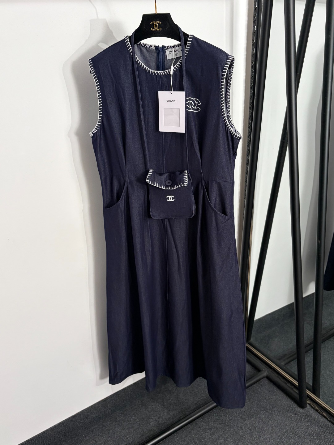 NO:873336,Model number 20264373 Chane*new style double c pocket thin denim vest dress, blue, SML, [M size bust 102, length 121; weight 0.485kg], Chanel-clothing, chanel, chanel, skirts,19860909款号20264373 Chane*新款 双c口袋薄牛仔背心连衣裙,蓝色,SML,【M码胸围102,长121；重量0.485kg】,香奈儿-服装,chanel,chanel,skirts,,Women's clothing
