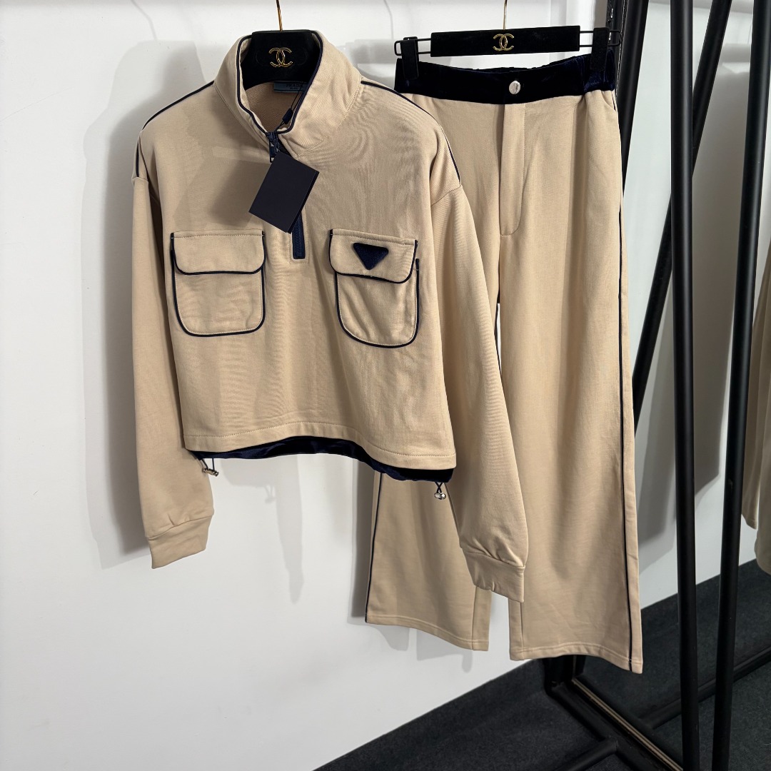 NO:873405,Style number 20264374  Prad* new sports suit, triangle pocket half-zip stand-up collar long-sleeved sweatshirt + velvet waist straight trousers, light khaki, gray, dark brown, S-XL, [M size shoulder width 53, chest 104, sleeve length 56, length 51; waist 62 elastic, length 102; weight 1.145kg], Prada - clothing, prada, prada, hoodie, sweatshirts,19860909款号20264374 Prad*新款运动套装,三角标口袋半拉链立领长袖卫衣+丝绒腰头直筒长裤,浅卡其色,灰色,深咖色,S-XL,【M码肩宽53,胸围104,袖长56,长51；腰围62弹力,长102；重量1.145kg】,普拉达-服装,prada,prada,hoodie,sweatshirts,,Women's clothing