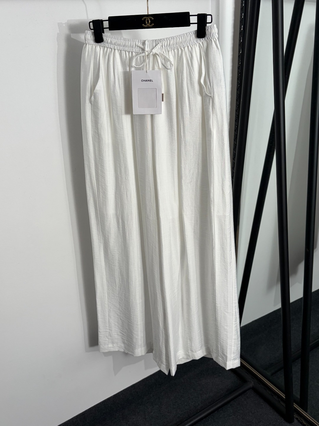 NO:873327,Model number 20264376 Chane* new style soft and breathable elastic waist wide-leg trousers, white, navy blue, SML, [M size waist 68 elastic, length 105; weight 0.310kg], Chanel-clothing, chanel, chanel,19860909款号20264376 Chane*新款 轻柔透气松紧腰阔腿长裤,白色,藏蓝色,SML,【M码腰围68弹力,长105；重量0.310kg】,香奈儿-服装,chanel,chanel,,Women's clothing