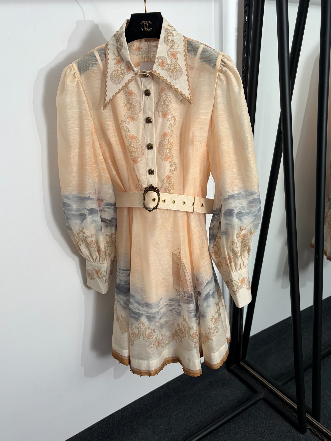 NO:873398,Model No. 20264392 Zimmerman's latest sailboat print shell button lapel waist lantern long-sleeved dress short skirt with suspender lining and belt, apricot color, S-XL, [M size bust 90, length 68; shoulder width 40, chest 100, waist 86, sleeve length 70, length 97; weight 0.535kg], Zimmerman-clothing, skirts,19860909款号20264392 Zimmerman*新款 帆船印花 贝壳纽扣翻领收腰灯笼长袖连衣裙 短裙,配吊带里衬,配腰带,杏色,S-XL,【M码胸围90,长68；肩宽40,胸围100,腰围86,袖长70,长97；重量0.535kg】,兹默曼-服装,skirts,,Women's clothing