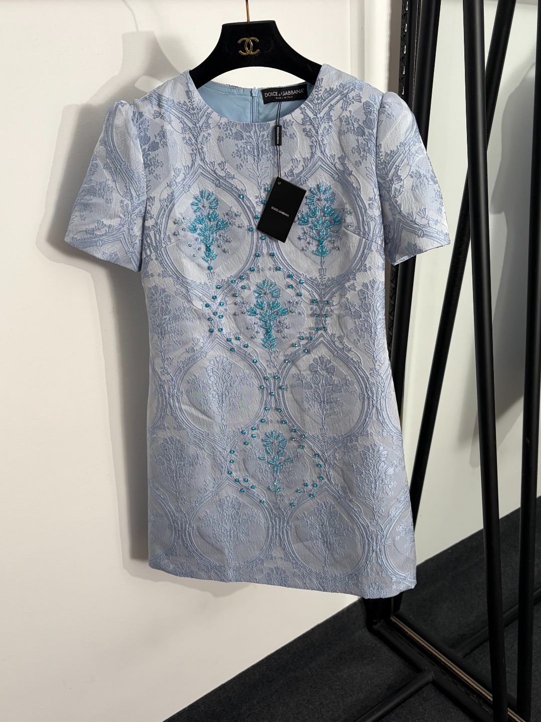 NO:873388,Model number 20264393 DG* new heavy beading and rhinestones embossed jacquard short-sleeved dress, blue, S-XXL, [M size shoulder width 37, bust 92, sleeve length 22, length 86; weight 0.320kg], Dolce&Gabbana-clothing, Dolce&Gabbana, skirts, T-shirt,19860909款号20264393 DG*新款 重工钉珠钉钻 浮雕提花短袖连衣裙,蓝色,S-XXL,【M码肩宽37,胸围92,袖长22,长86；重量0.320kg】,杜嘉班纳-服装,Dolce&Gabbana,skirts,T-shirt,,Women's clothing
