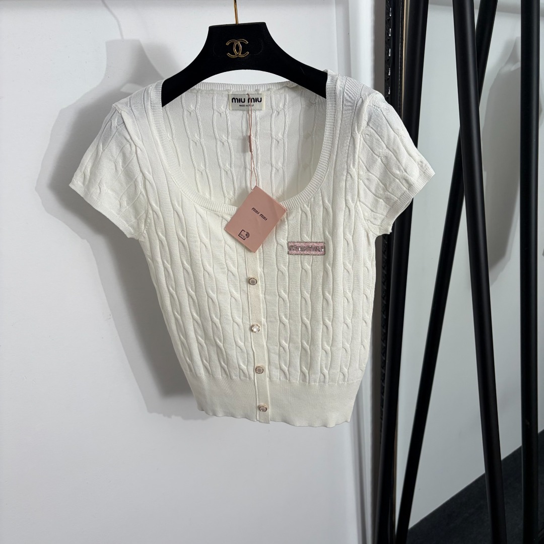 NO:873372,Model No. 20264397 Miumi*new style hot diamond logo letters square neck short-sleeved sweater top, white, pink, yellow, blue, [one size fits all bust 74, sleeve length 12, length 51; weight 0.135kg], Miumiu-clothing, miumiu, T-shirt,19860909款号20264397 Miumi*新款 烫钻logo字母 方领短袖针织衫 上衣,白色,粉色,黄色,蓝色,【均码胸围74,袖长12,长51；重量0.135kg】,缪缪-服装,miumiu,T-shirt,,Women's clothing