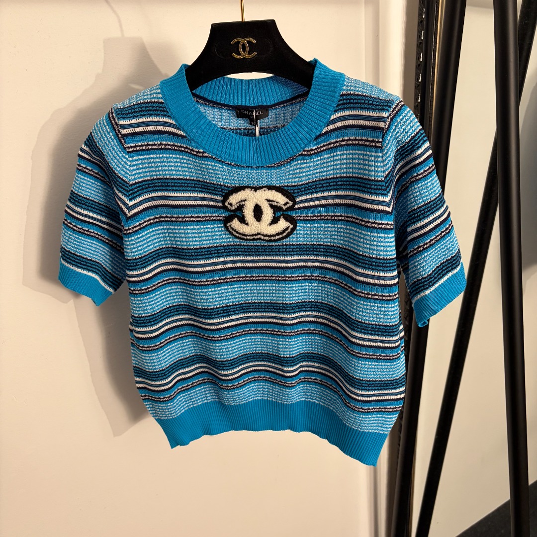 NO:873308,Model No. 20264399 Chane's latest plush logo embroidered color-blocked striped short-sleeved sweater top, lake blue, 36 38 40, [36 size bust 96, sleeve length 23, length 49; weight 0.160kg], Chanel-clothing, chanel, chanel, T-shirt,19860909款号20264399 Chane*新款 毛绒logo刺绣拼色条纹短袖针织衫 上衣,湖蓝色,36 38 40,【36码胸围96,袖长23,长49；重量0.160kg】,香奈儿-服装,chanel,chanel,T-shirt,,Women's clothing