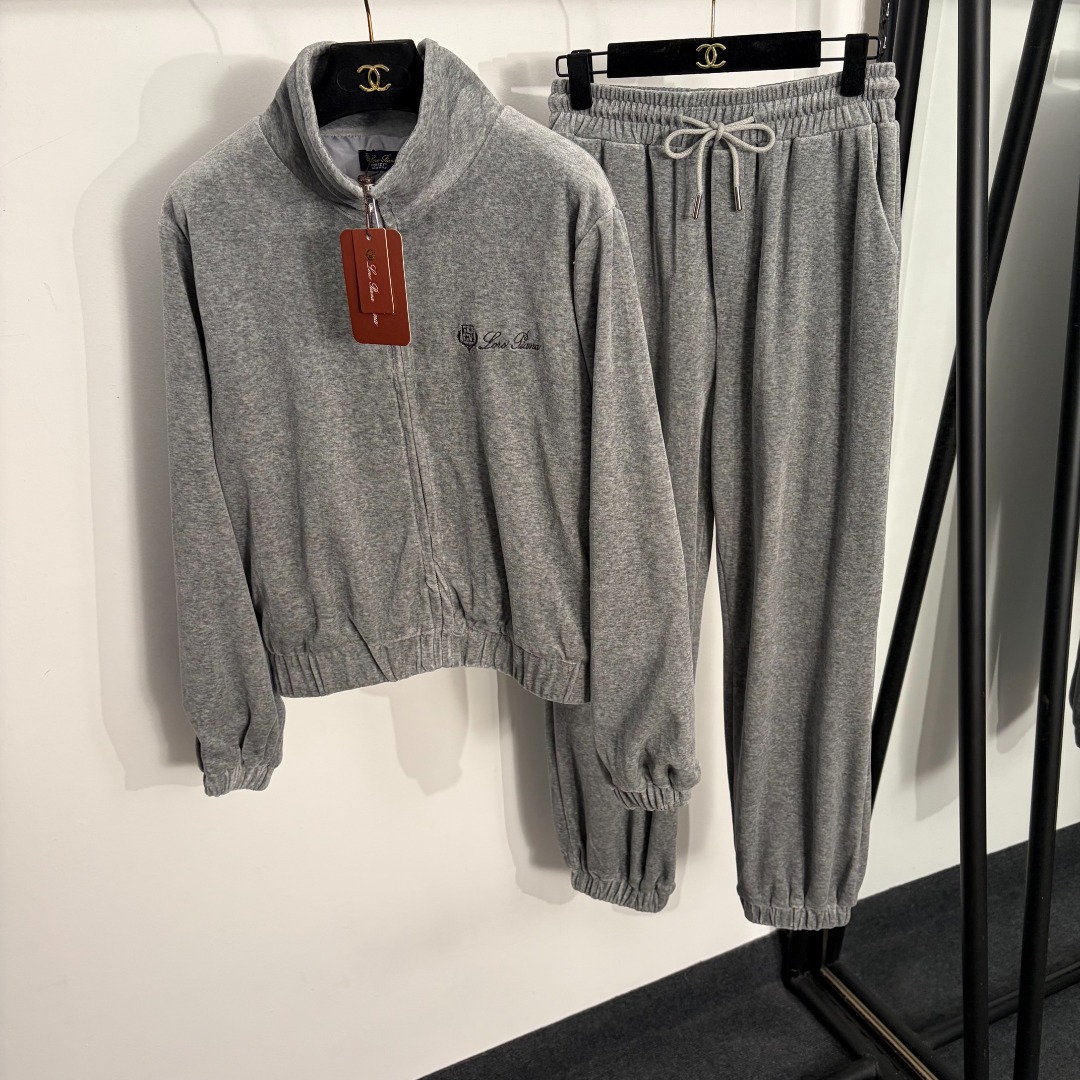 NO:873285,Model number 20264418 Loro Piana*LP new velvet sports suit, logo embroidered letters, stand-up collar, long-sleeved zipper jacket + elastic waist trousers, gray, caramel brown, black, S-XL, [M size shoulder width 45, bust 110, sleeve length 60, length 56; waist 68 elastic, length 102; weight 1.025kg], women's clothing, loro piana, loro piana, jackets &  coats,19860909款号20264418 Loro Piana*LP新款丝绒运动套装,logo刺绣字母 立领长袖拉链外套+松紧腰束脚长裤,灰色,焦糖棕色,黑色,S-XL,【M码肩宽45,胸围110,袖长60,长56；腰围68弹力,长102；重量1.025kg】,女装,loro piana,loro piana,jackets & coats,,Women's clothing