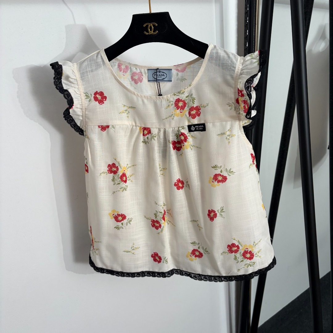 NO:885670,Model number 20264431 Prad*new style small red flower flying sleeve linen vest top, off-white, SML, [M size bust 104, length 53], Prada-clothing, prada, prada,19860909款号20264431 Prad*新款 小红花飞飞袖亚麻背心上衣,米白色,SML,【M码胸围104,长53】,普拉达-服装,prada,prada,,Women's clothing