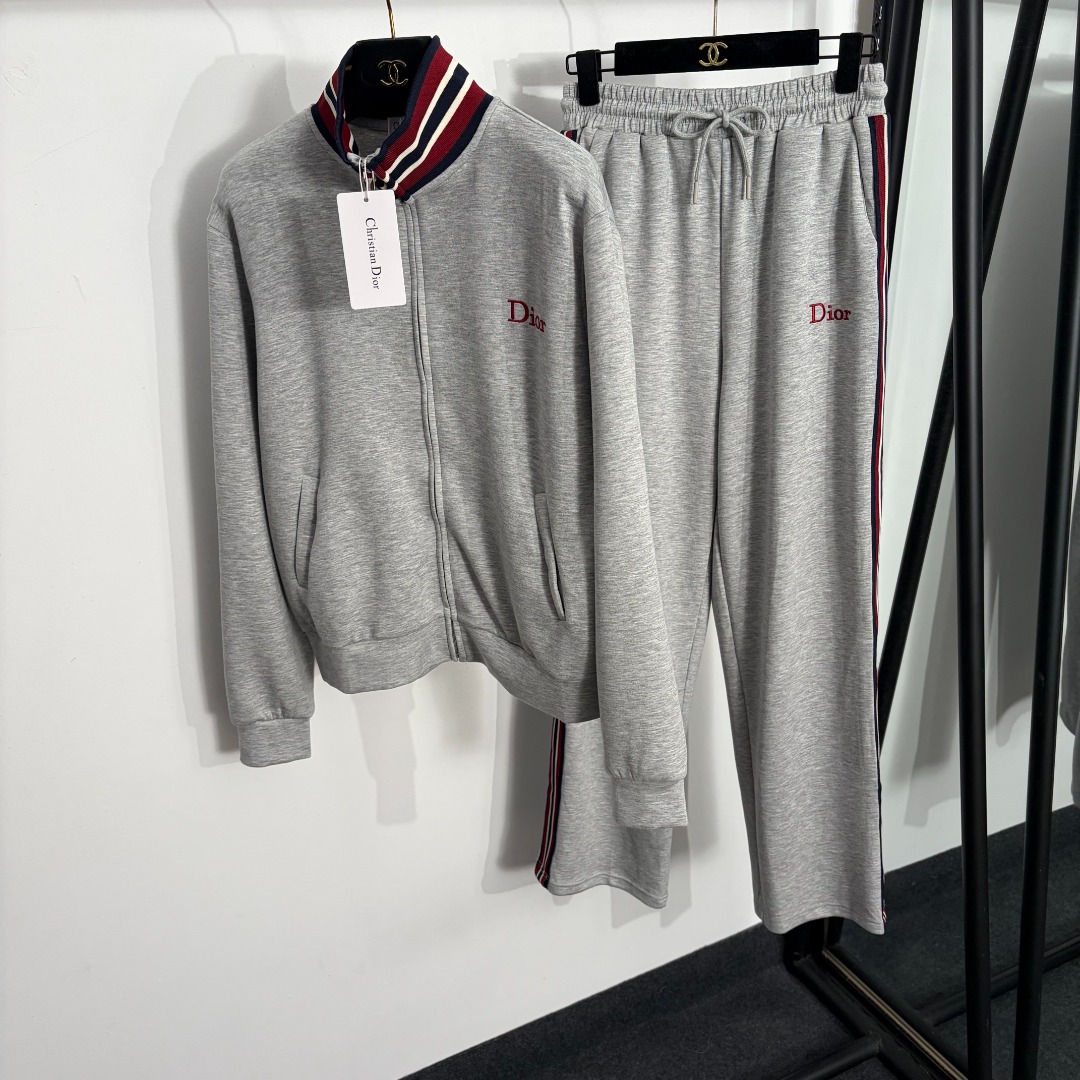 NO:885717,Model No. 20264452 Dio* new sports suit, chest logo embroidered threaded stand-up collar long-sleeved zipper jacket + striped webbing casual trousers, gray, off-white, black, S-XL, [M size shoulder width 43, chest 104, sleeve length 60, length 58; waist 66 elastic, length 102; weight 0.995kg], Dior - Clothing, dior, dior, jackets & coats,19860909款号20264452 Dio*新款运动套装,胸前logo刺绣螺纹立领长袖拉链外套+条纹织带休闲长裤,灰色,米白色,黑色,S-XL,【M码肩宽43,胸围104,袖长60,长58；腰围66弹力,长102；重量0.995kg】,迪奥-服装,dior,dior,jackets & coats,,Women's clothing