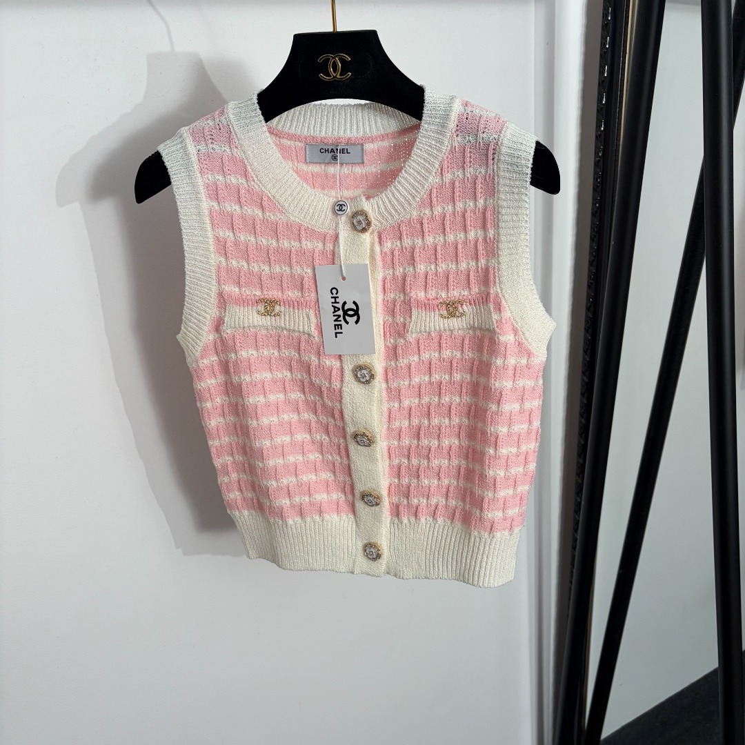 NO:885594,Model No. 20264458 Chane*new style camellia diamond buttons striped knitted vest, pink, off-white, [One size fits all bust 80, length 47; weight 0.195kg], Chanel - clothing, chanel, chanel,19860909款号20264458 Chane*新款 山茶花镶钻纽扣 条纹针织马甲,粉色,米白色,【均码胸围80,长47；重量0.195kg】,香奈儿-服装,chanel,chanel,,Women's clothing