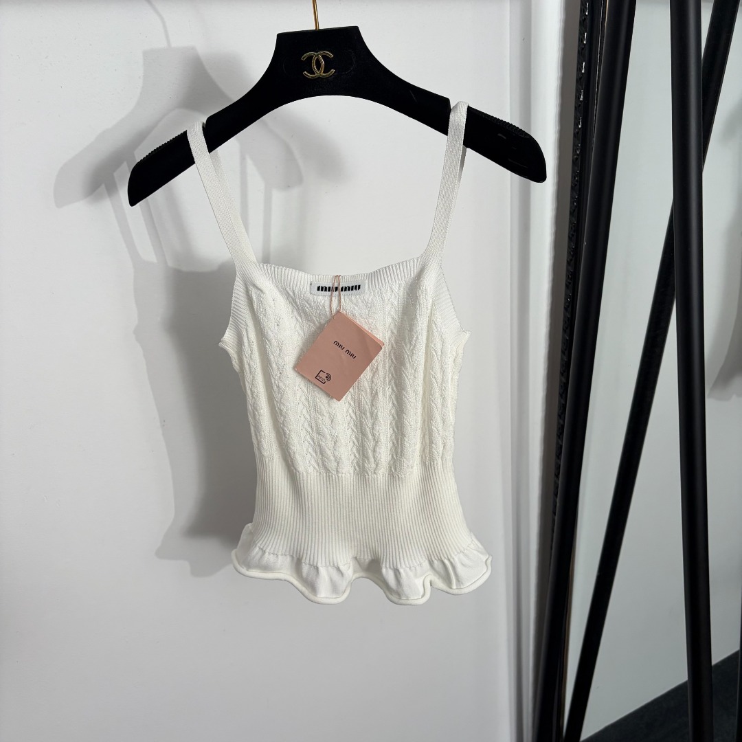NO:885726,Model No. 20264459 Miumi* new model ruffled knitted camisole with collar lettering, white, pink, [One size fits all bust 56, length 48; weight 0.95kg], Miumi-clothing, miumiu,19860909款号20264459 Miumi*新款 领标字母荷叶针织吊带背心,白色,粉色,【均码胸围56,长48；重量0.95kg】,缪缪-服装,miumiu,,Women's clothing