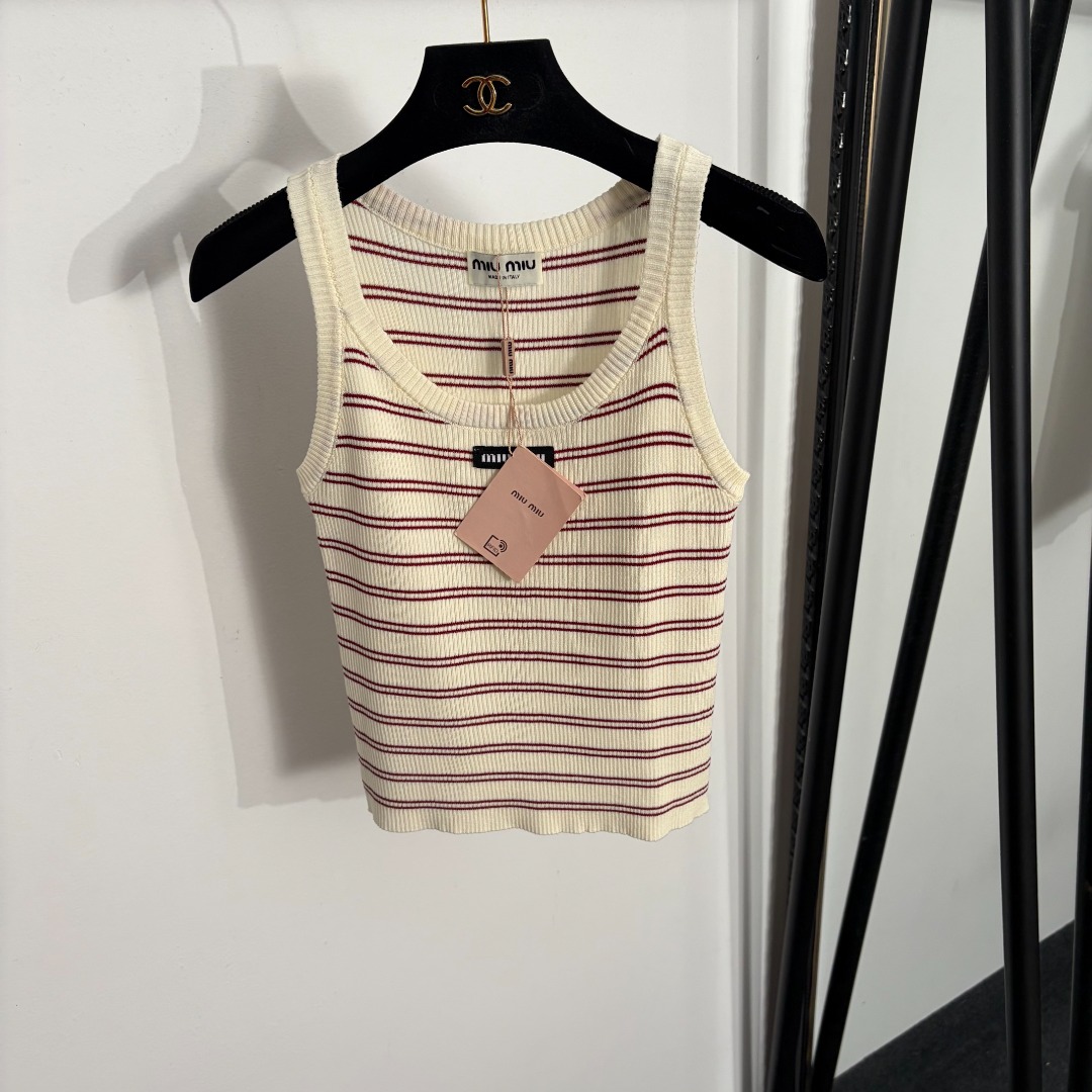 NO:885733,Model No. 20264460 Miumi* new style striped knitted vest with collar lettering, apricot, navy blue, off-white, [One size fits all bust 64, length 46; weight 0.105kg], Miumi-clothing, miumiu,19860909款号20264460 Miumi*新款 领标字母条纹针织背心,杏色,藏蓝色,米白色,【均码胸围64,长46；重量0.105kg】,缪缪-服装,miumiu,,Women's clothing