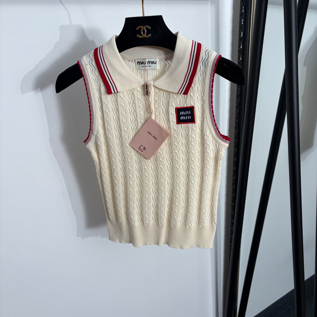 NO:885741,Model No. 20264461 Miumi* new logo embroidered polo collar knitted vest top, off-white, navy blue, [One size fits all bust 70, length 46; weight 0.kg], Miumi-clothing, miumiu,19860909款号20264461 Miumi*新款 logo刺绣polo领针织背心 上衣,米白色,藏蓝色,【均码胸围70,长46；重量0.kg】,缪缪-服装,miumiu,,Women's clothing