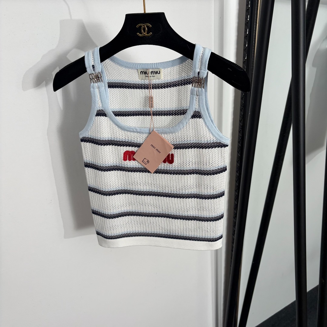 NO:885752,Model No. 20264462 Miumi* new logo embroidered hollow striped knitted vest, blue, red, [One size fits all bust 68, length 44; weight 0.110kg], Miumi-clothing, miumiu,19860909款号20264462 Miumi*新款 logo刺绣镂空条纹针织背心,蓝色,红色,【均码胸围68,长44；重量0.110kg】,缪缪-服装,miumiu,,Women's clothing